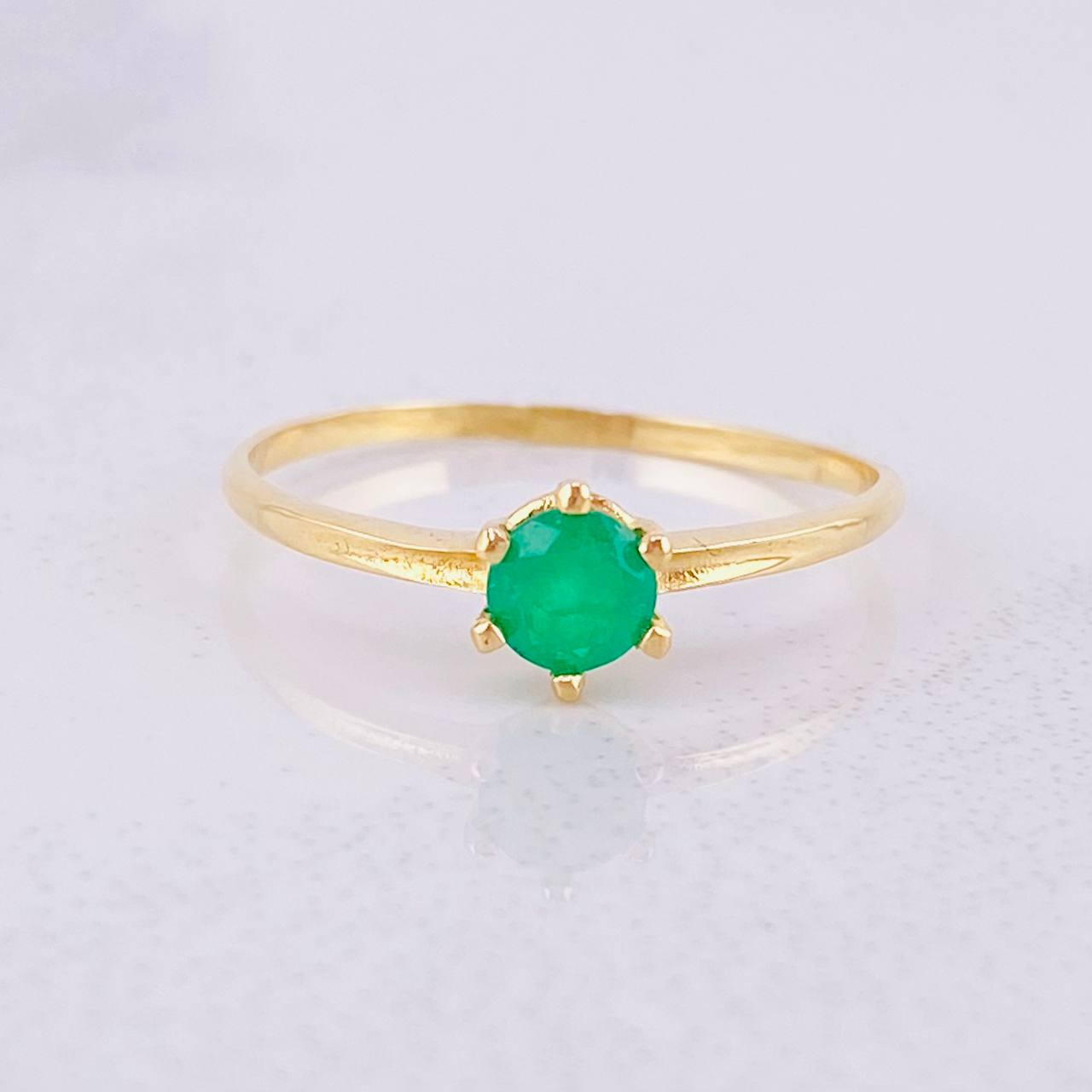 Anillo Canasta 6 Garras Esmeraldas 22pts 1.55g / T8 1/2 Oro Amarillo 18K