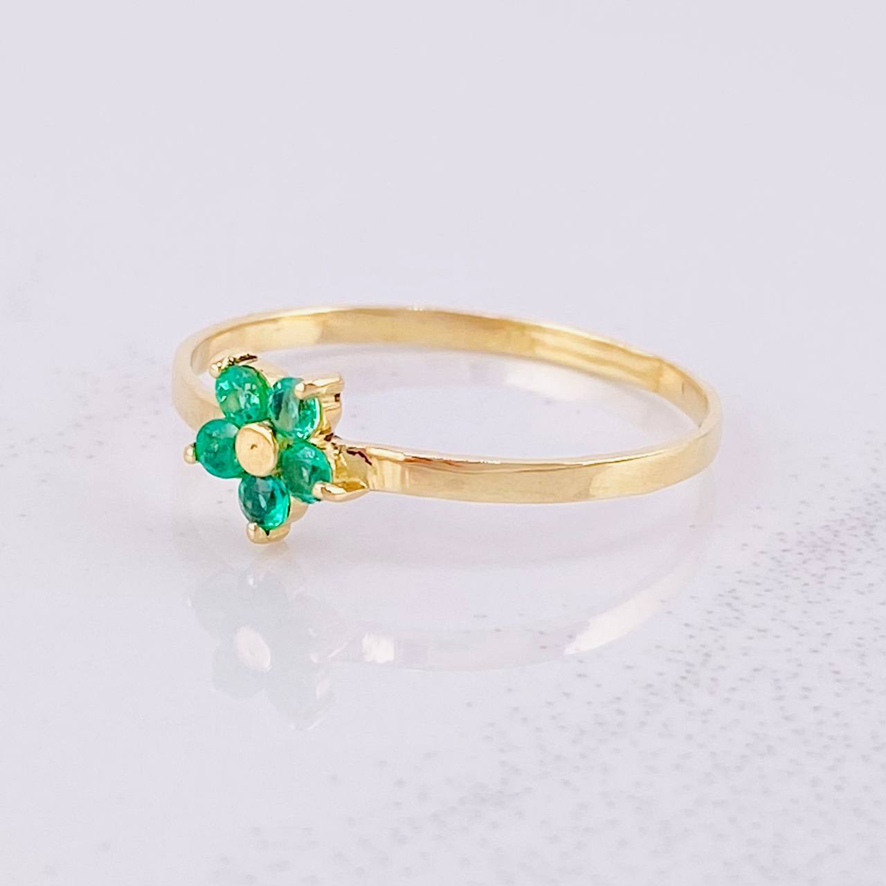 Anillo Flor 5 Petalos Esmeraldas 12pts 1g / T6 3/4 Oro Amarillo 18K