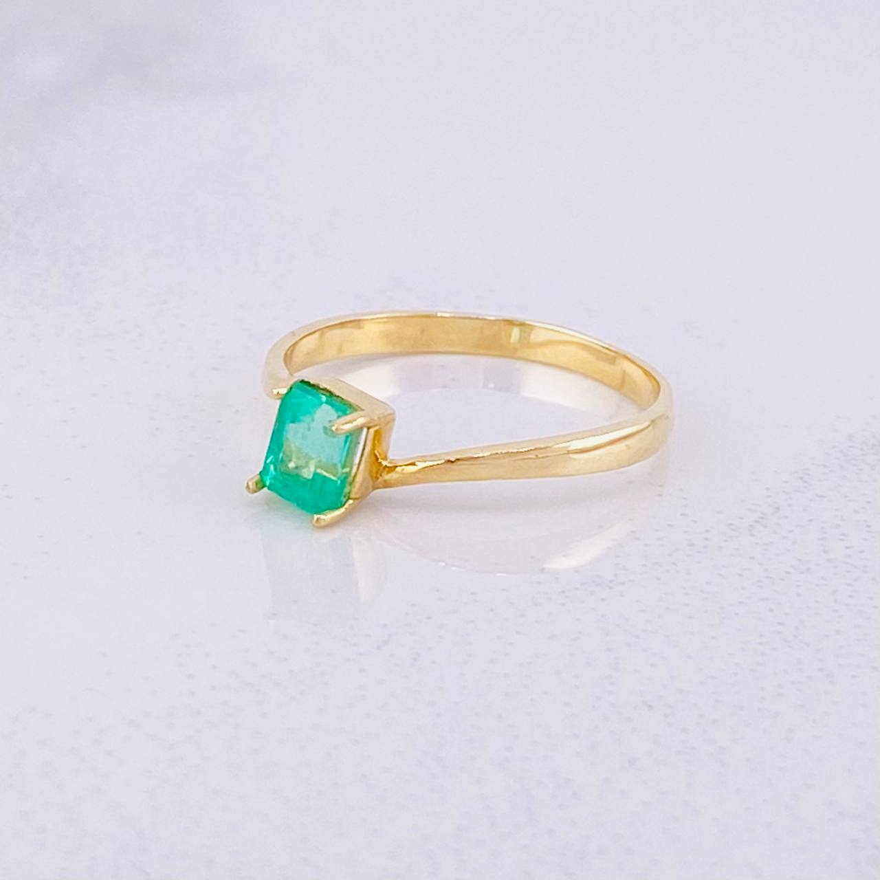 Anillo Cubo 4 Garras Esmeralda 25pts 1.5g / T6 Oro Amarillo 18K