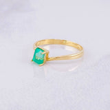 Anillo Cubo 4 Garras Esmeralda 25pts 1.5g / T6 Oro Amarillo 18K