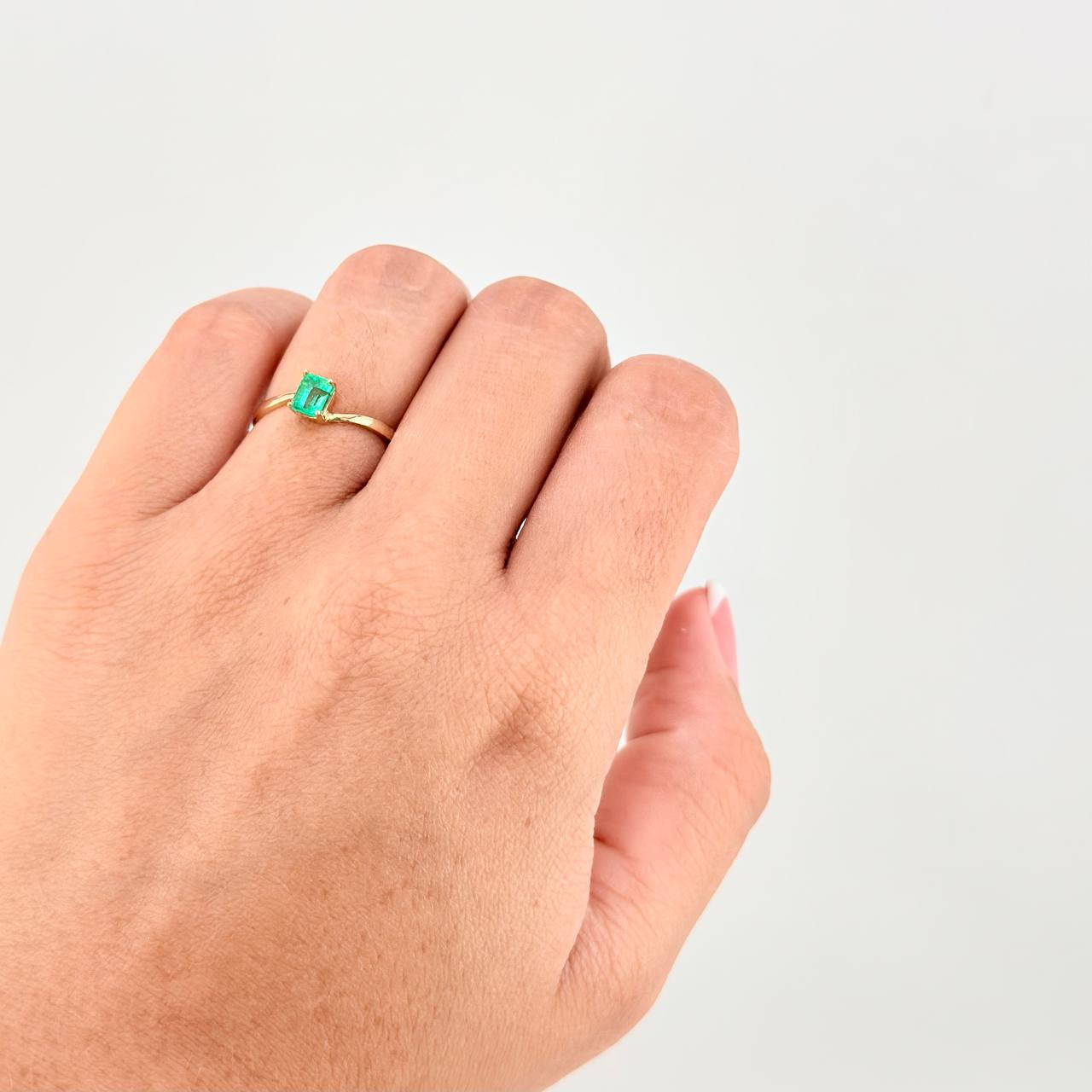 Anillo Cubo 4 Garras Esmeralda 25pts 1.5g / T6 Oro Amarillo 18K