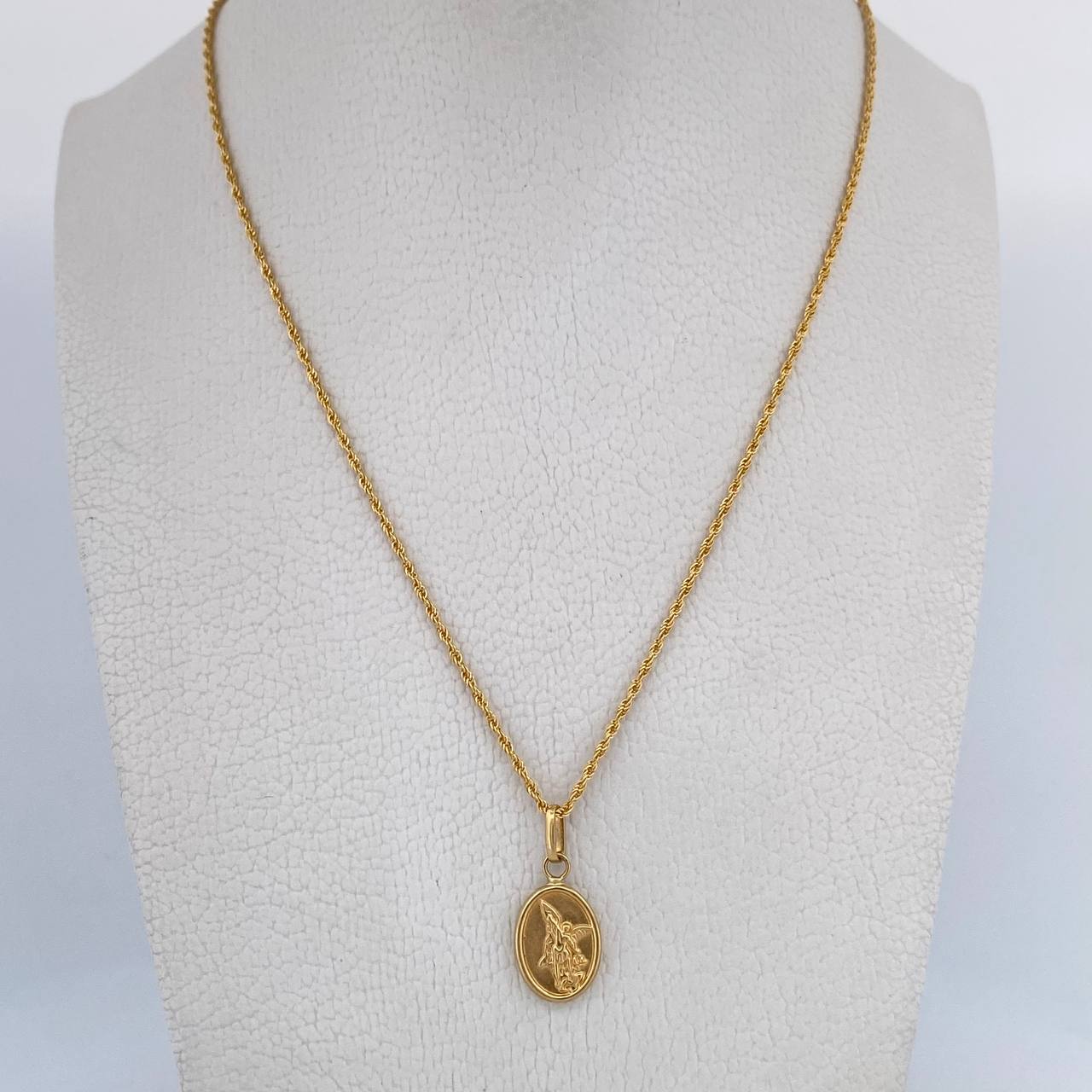 Set Cadena Lazo 1.15gr / 60.1cm / 0.9mm + Dije San Miguel Arcangel 0.6gr / 1.9cm Troquelado Oro Amarillo 18K (Oferta) $