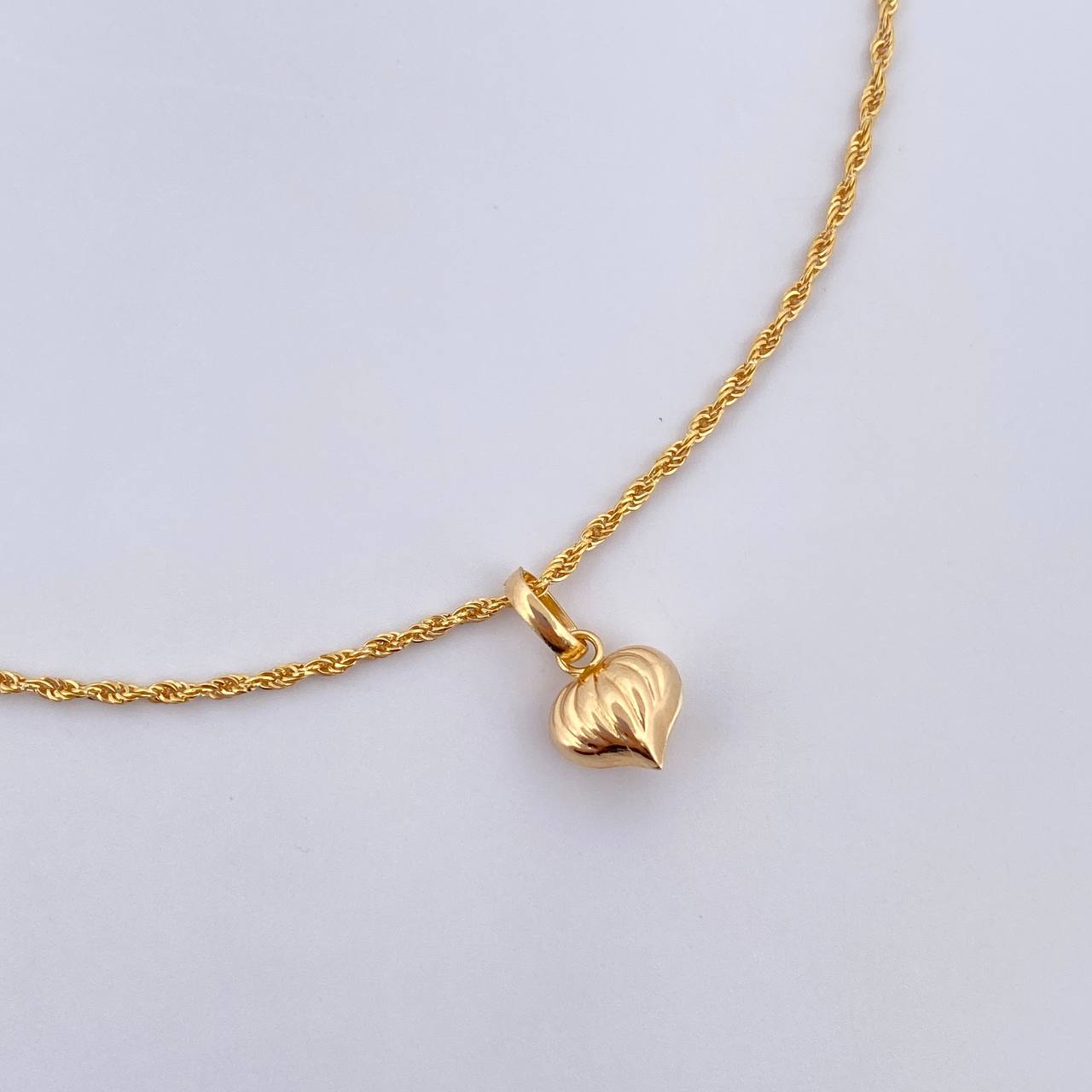 Set Cadena Lazo 1gr / 49.9cm / 0.9mm + Dije Corazon Rayas 0.4gr / 1.3cm Troquelado Oro Amarillo 18K (Oferta) $