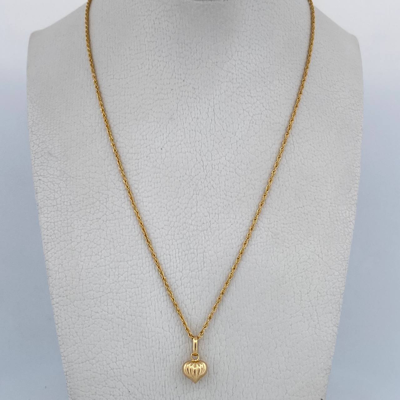 Set Cadena Lazo 1gr / 49.9cm / 0.9mm + Dije Corazon Rayas 0.4gr / 1.3cm Troquelado Oro Amarillo 18K (Oferta) $