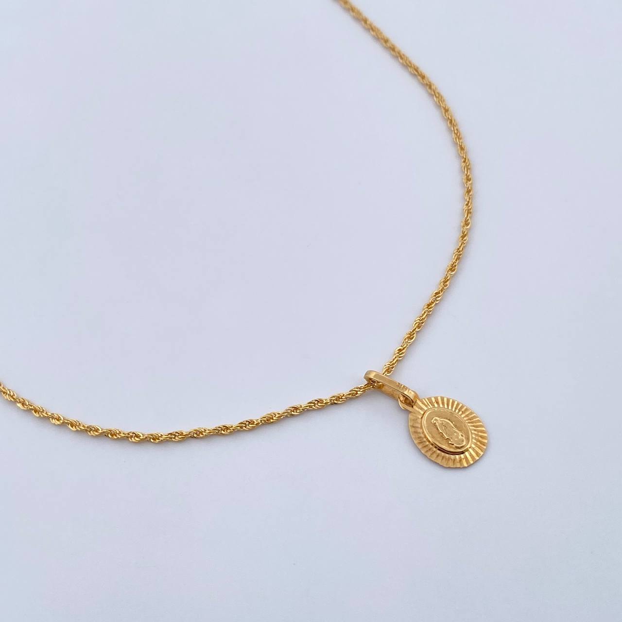 Set Cadena Lazo 1gr / 50cm / 0.9mm + Dije Virgen Guadalupe 0.65gr / 1.6cm Borde Diamantado Oro Amarillo 18K (Oferta) $