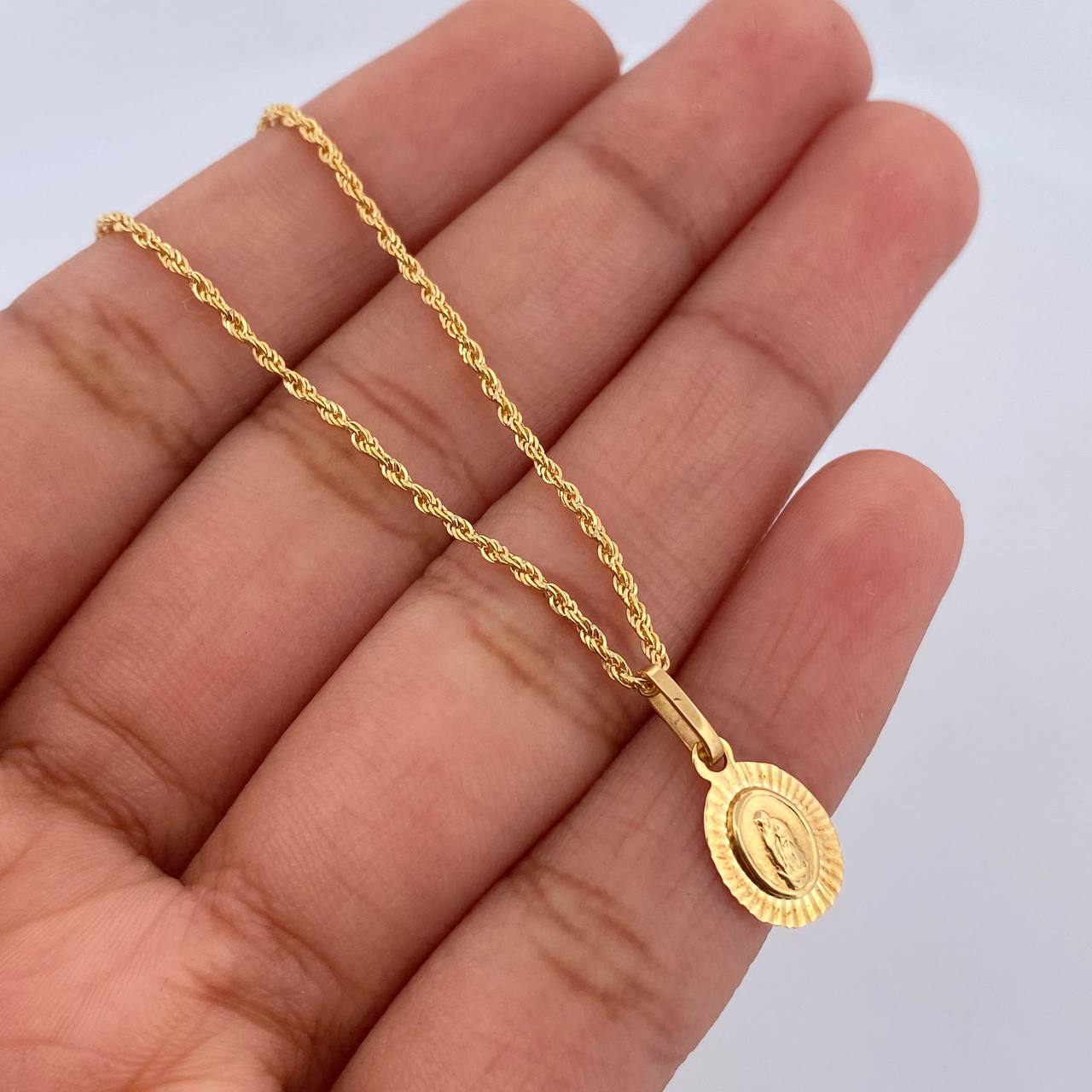 Set Cadena Lazo 1gr / 50cm / 0.9mm + Dije Virgen Guadalupe 0.65gr / 1.6cm Borde Diamantado Oro Amarillo 18K (Oferta) $