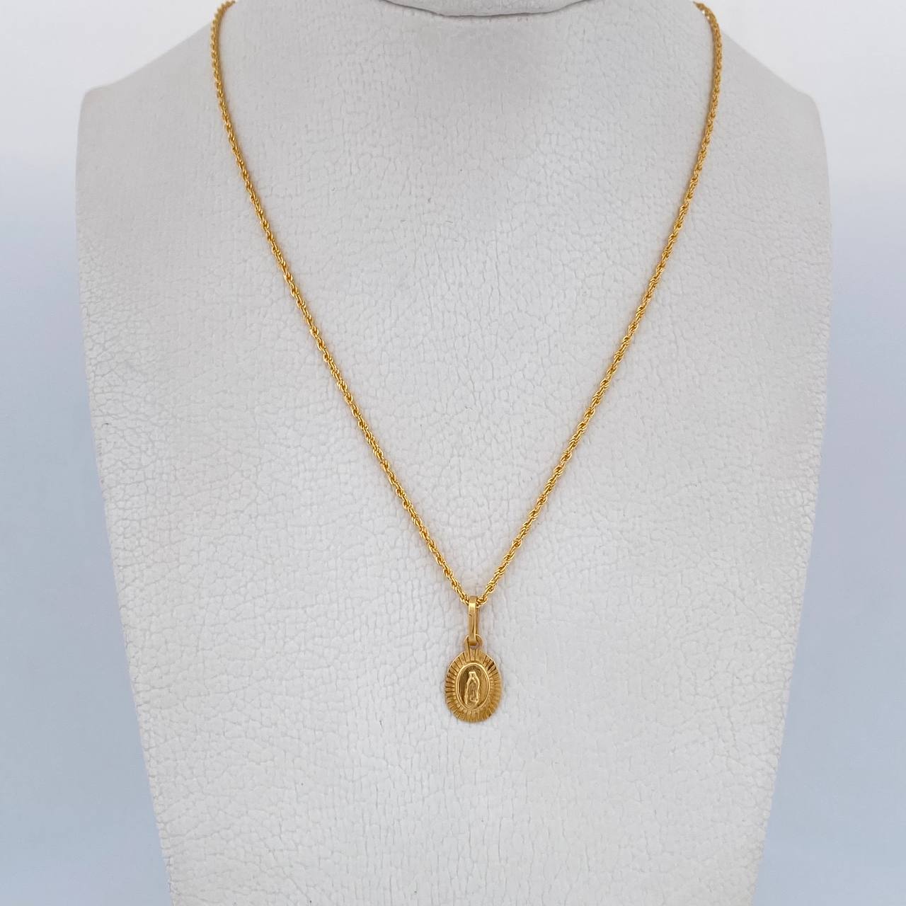 Set Cadena Lazo 1gr / 50cm / 0.9mm + Dije Virgen Guadalupe 0.65gr / 1.6cm Borde Diamantado Oro Amarillo 18K (Oferta) $