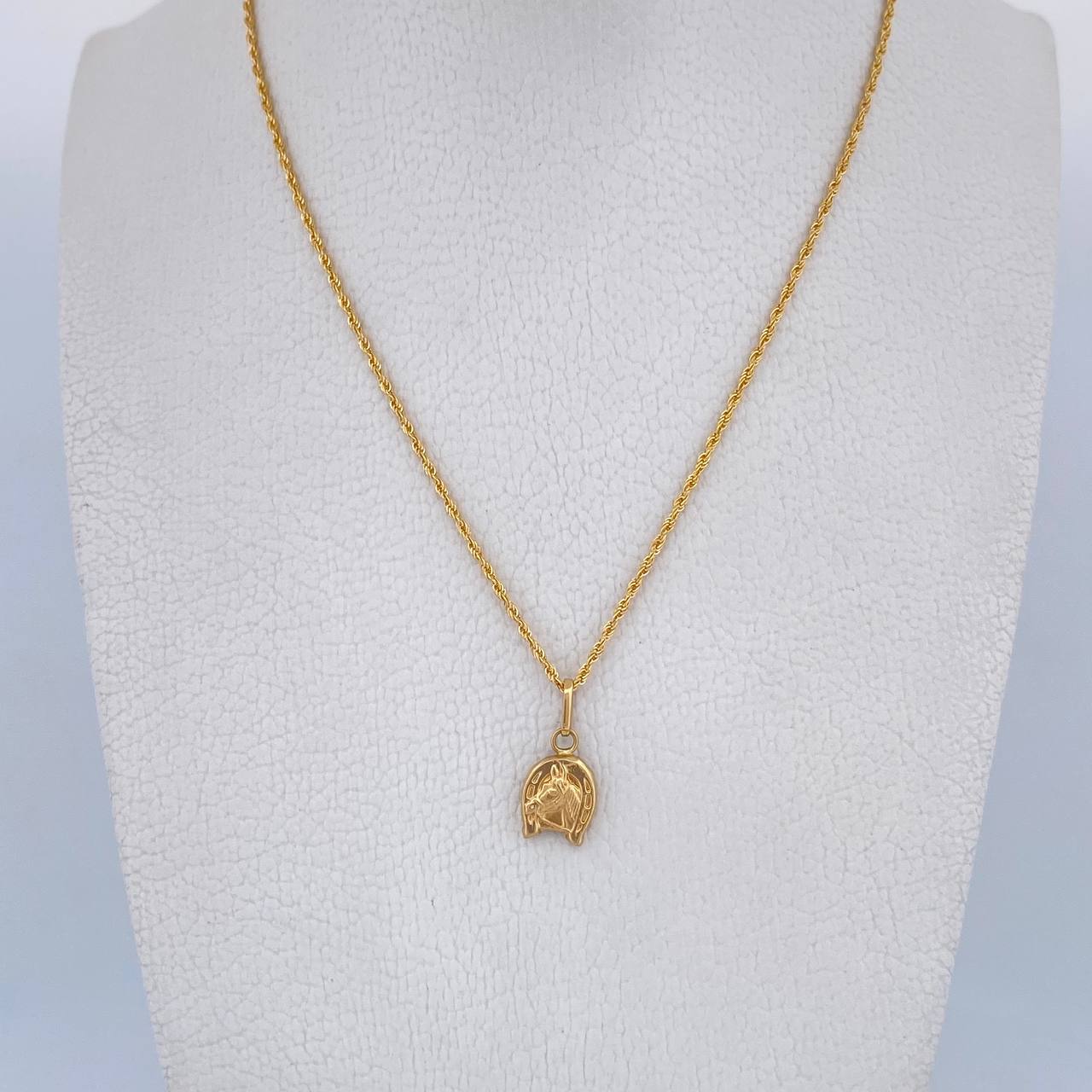 Set Cadena Lazo 1.15gr / 59.7cm / 0.9mm + Dije Herradura Caballo 0.5gr / 1.5cm Troquelado Oro Amarillo 18K (Oferta) $