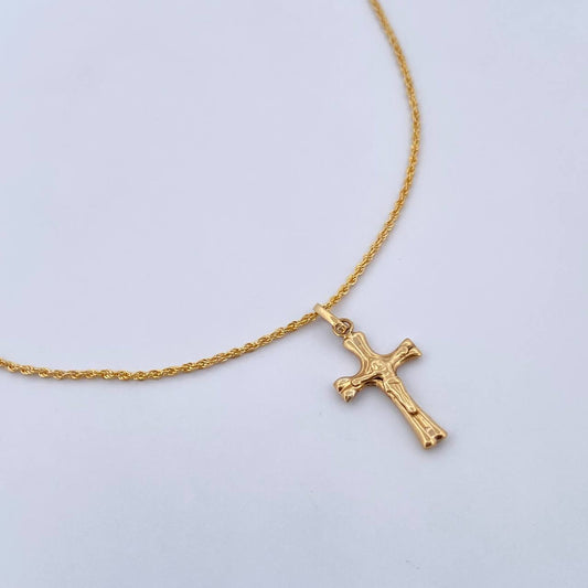 Set Cadena Lazo 1.15gr / 59.5cm / 0.8mm + Dije Cruz Cristo 0.65gr / 2.4cm Rombo Oro Amarillo 18K (Oferta) $