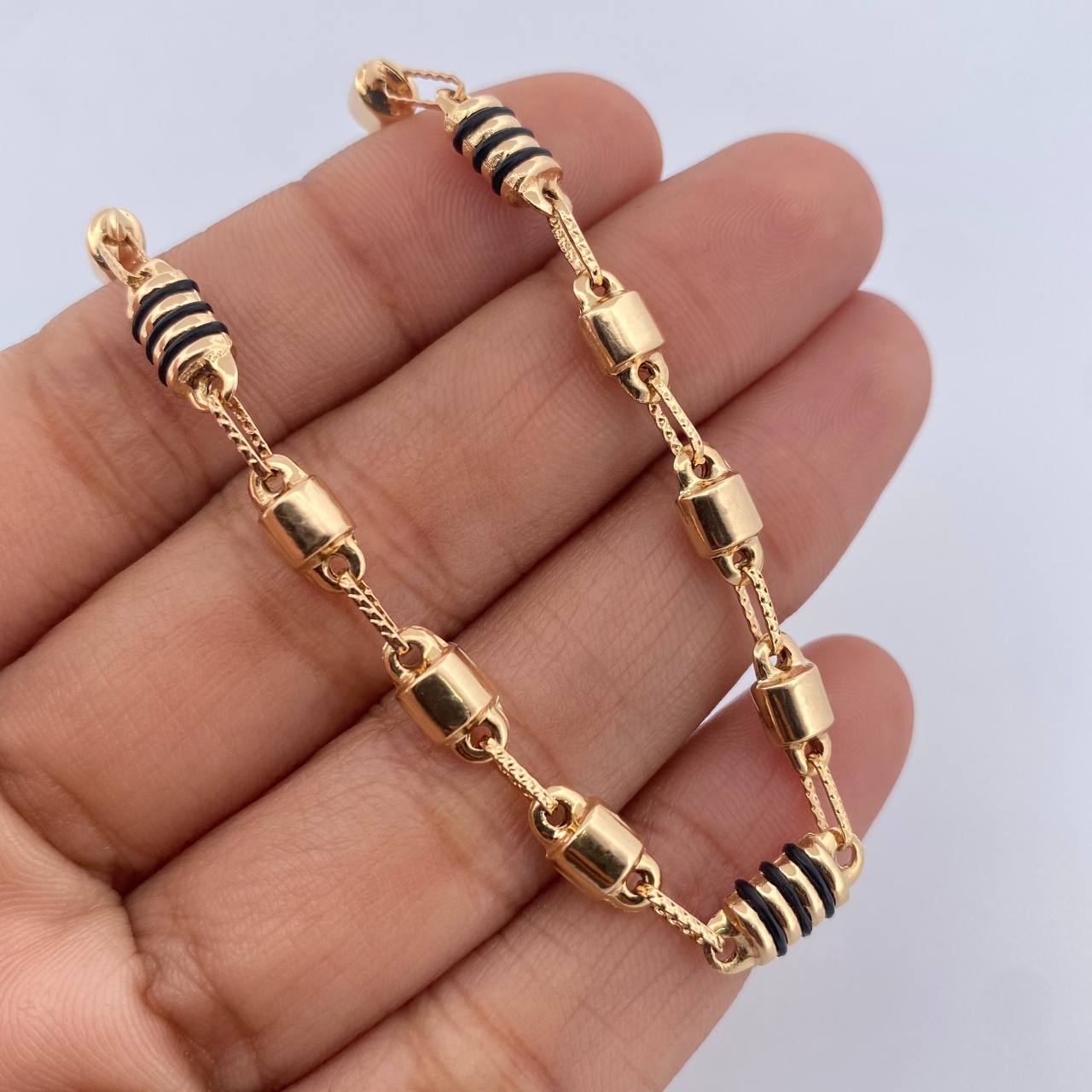 Pulso Rustico Barril 4.75gr / 21.7cm / 5mm Canotillo Cauchos Negros Oro Amarillo 18K $