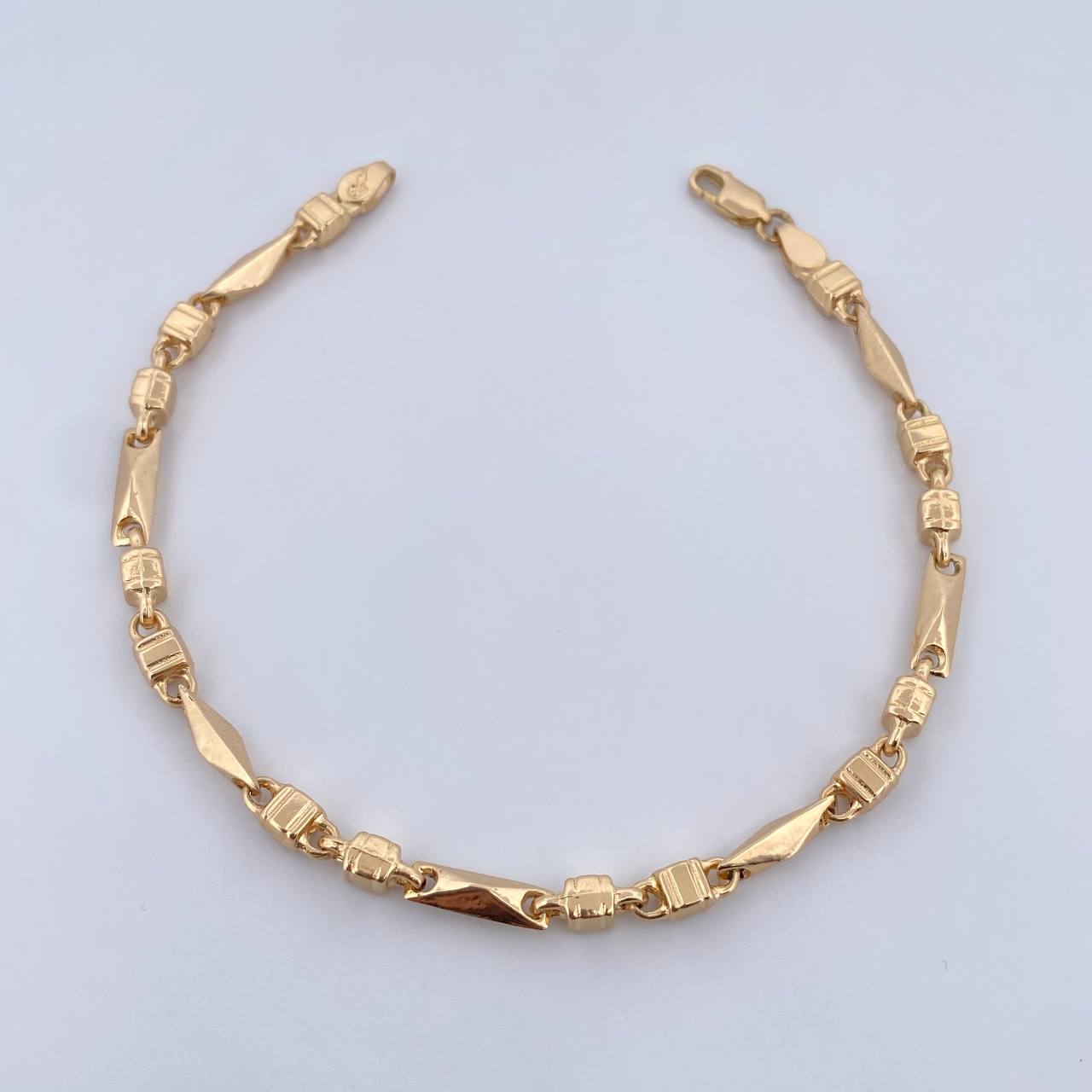 Pulso Rustico Española 5.9gr / 20.6cm / 3.8mm Oro Amarillo 18K $