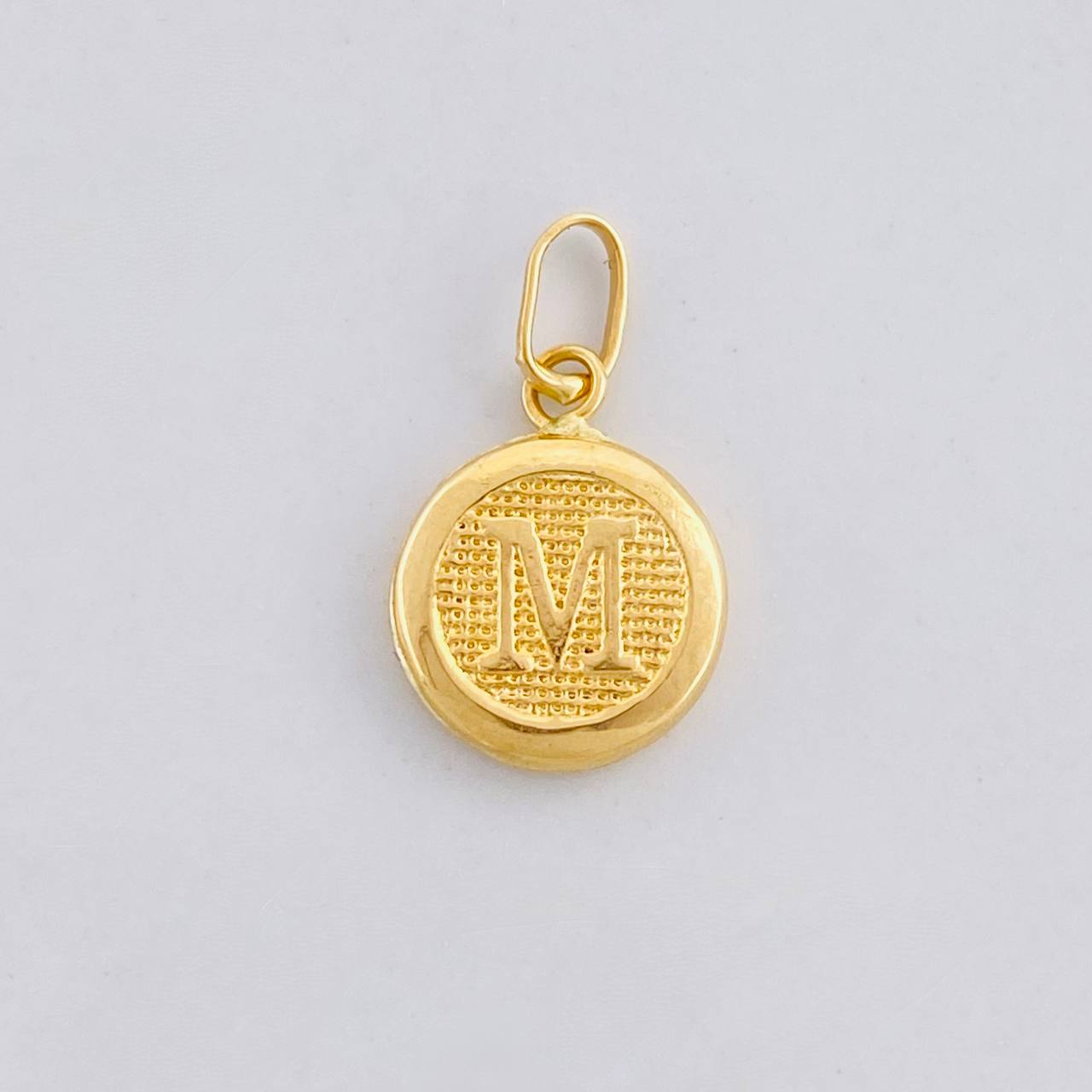 Dije Circulo Letra M 0.35g / 1.6cm Oro Amarillo 18K