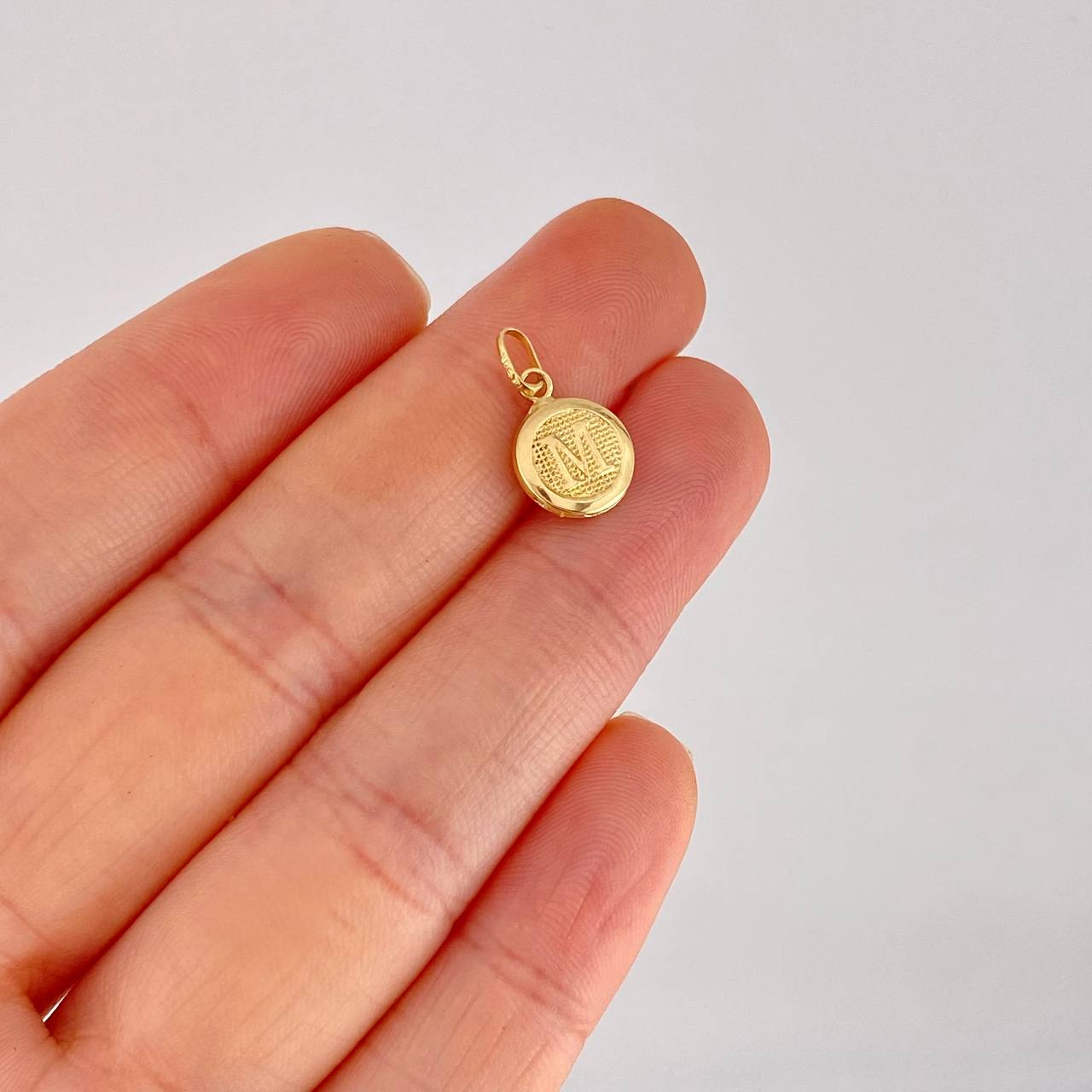 Dije Circulo Letra M 0.35g / 1.6cm Oro Amarillo 18K