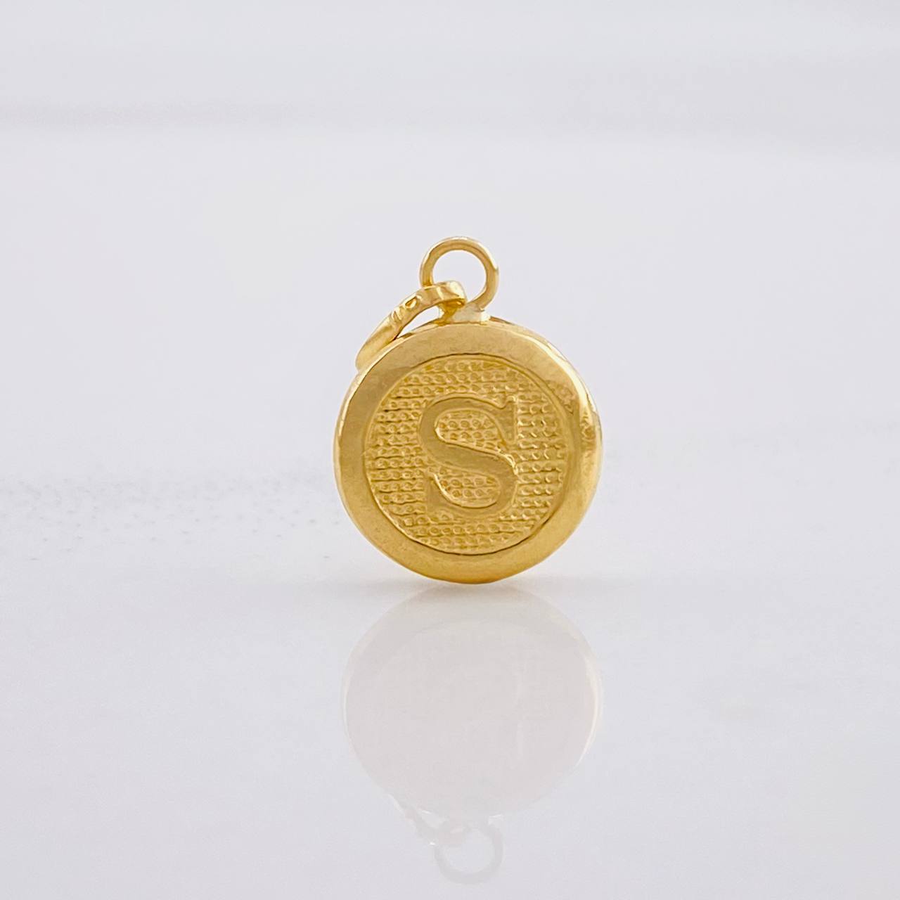 Dije Circulo Letra S 0.4g / 1.6cm Oro Amarillo 18K