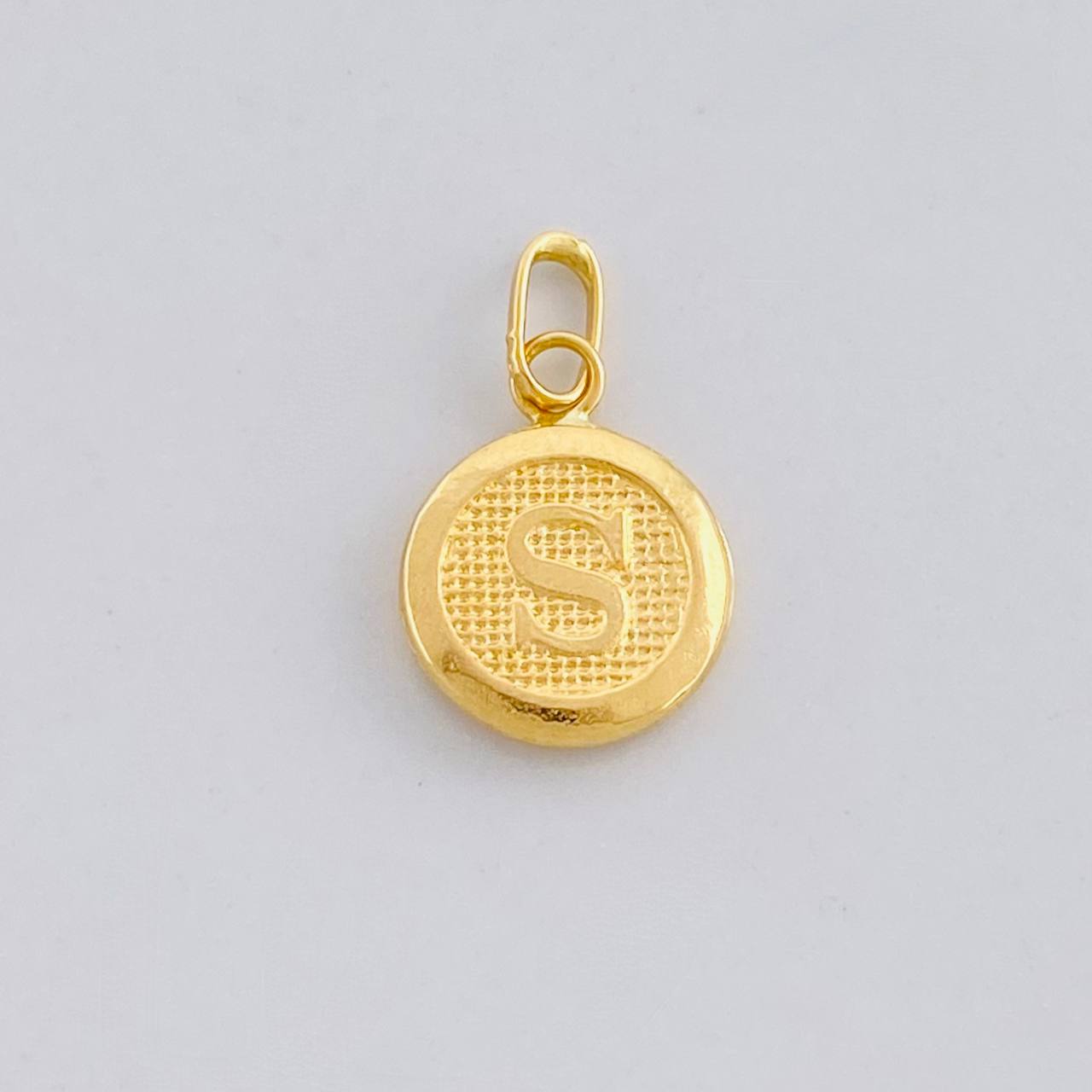 Dije Circulo Letra S 0.4g / 1.6cm Oro Amarillo 18K