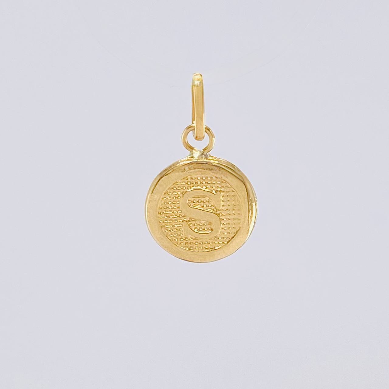 Dije Circulo Letra S 0.4g / 1.6cm Oro Amarillo 18K