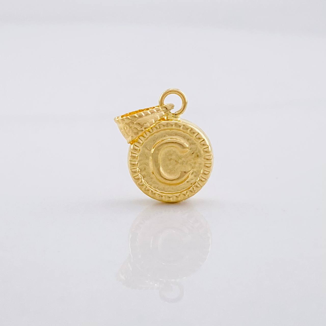 Dije Circulo Letra C 0.4g / 1.5cm Oro Amarillo 18K