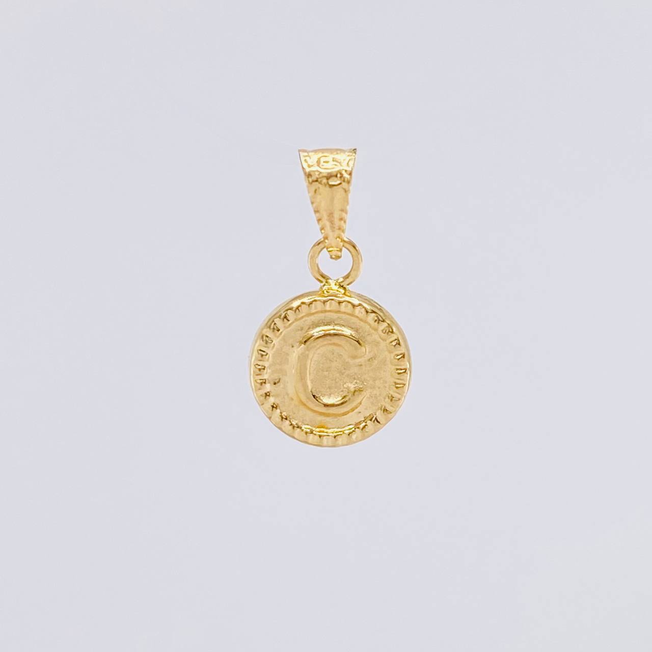 Dije Circulo Letra C 0.4g / 1.5cm Oro Amarillo 18K