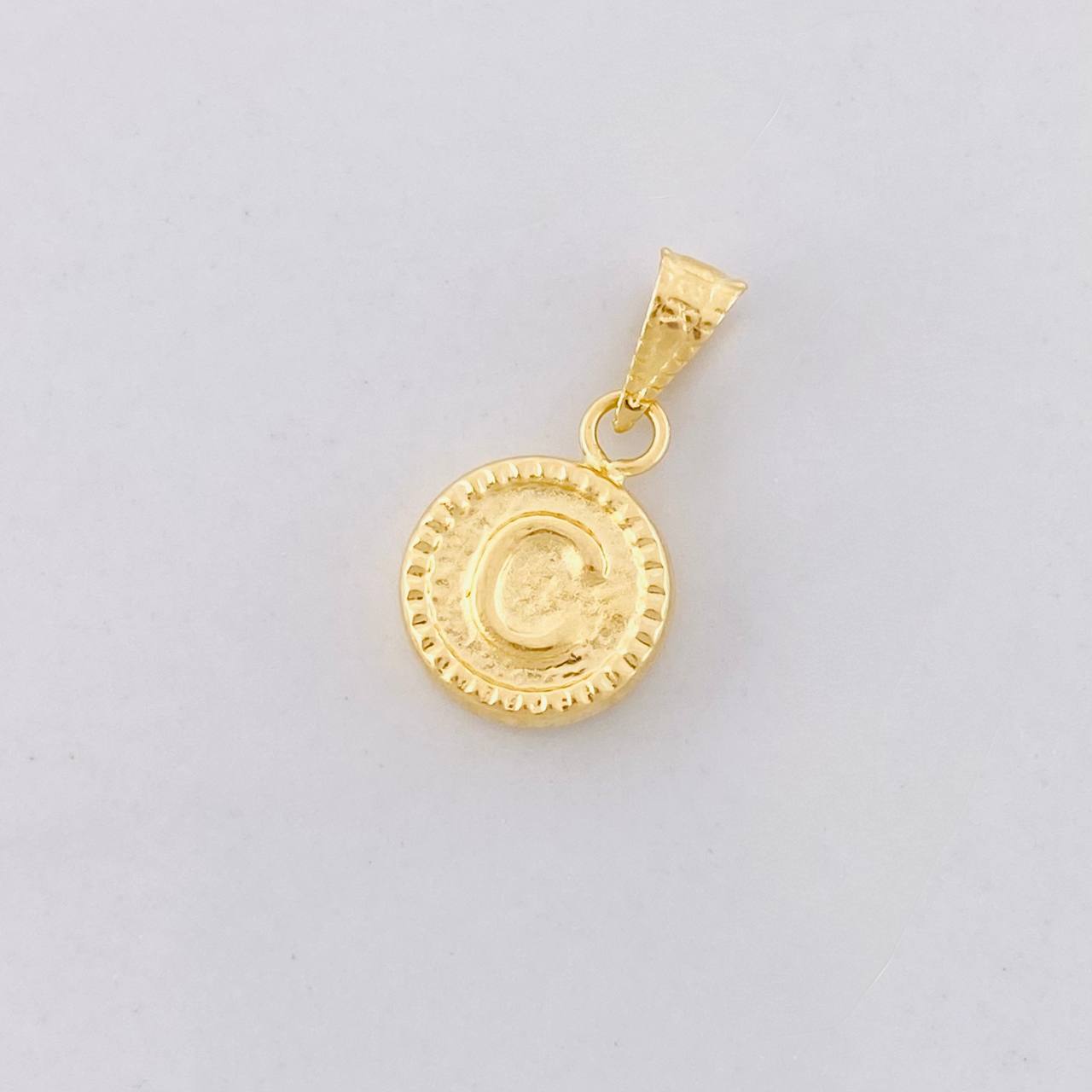 Dije Circulo Letra C 0.4g / 1.5cm Oro Amarillo 18K