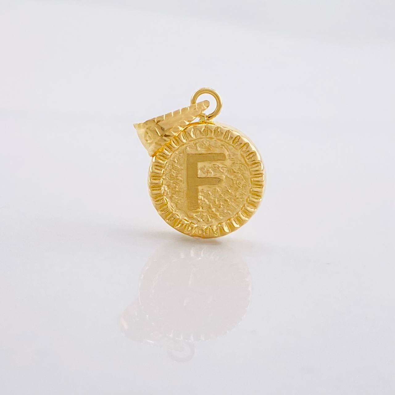 Dije Circulo Letra F 0.6g / 1.7cm Oro Amarillo 18K