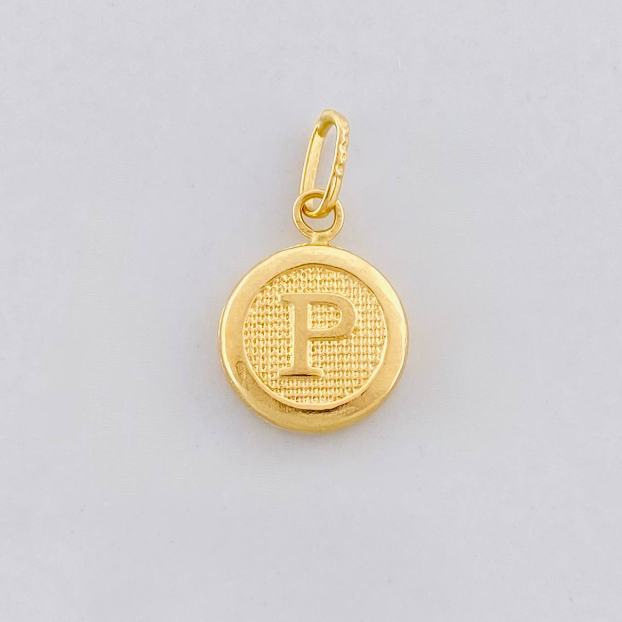 Dije Circulo Letra P 0.4g / 1.6cm Oro Amarillo 18K