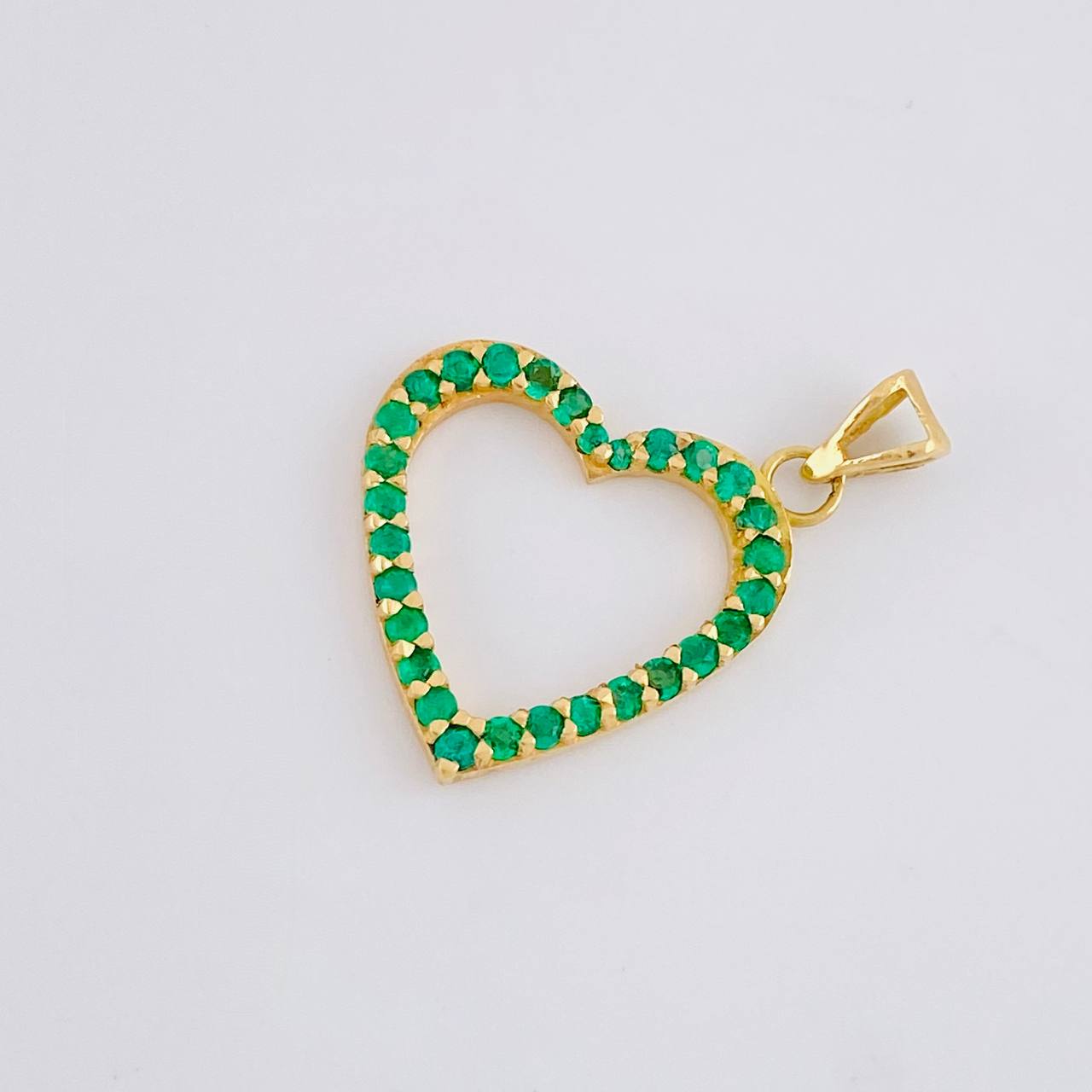 Dije Corazon Silueta Esmeraldas 56 pts 1.7gr / 2.5cm / Oro Amarillo 18K