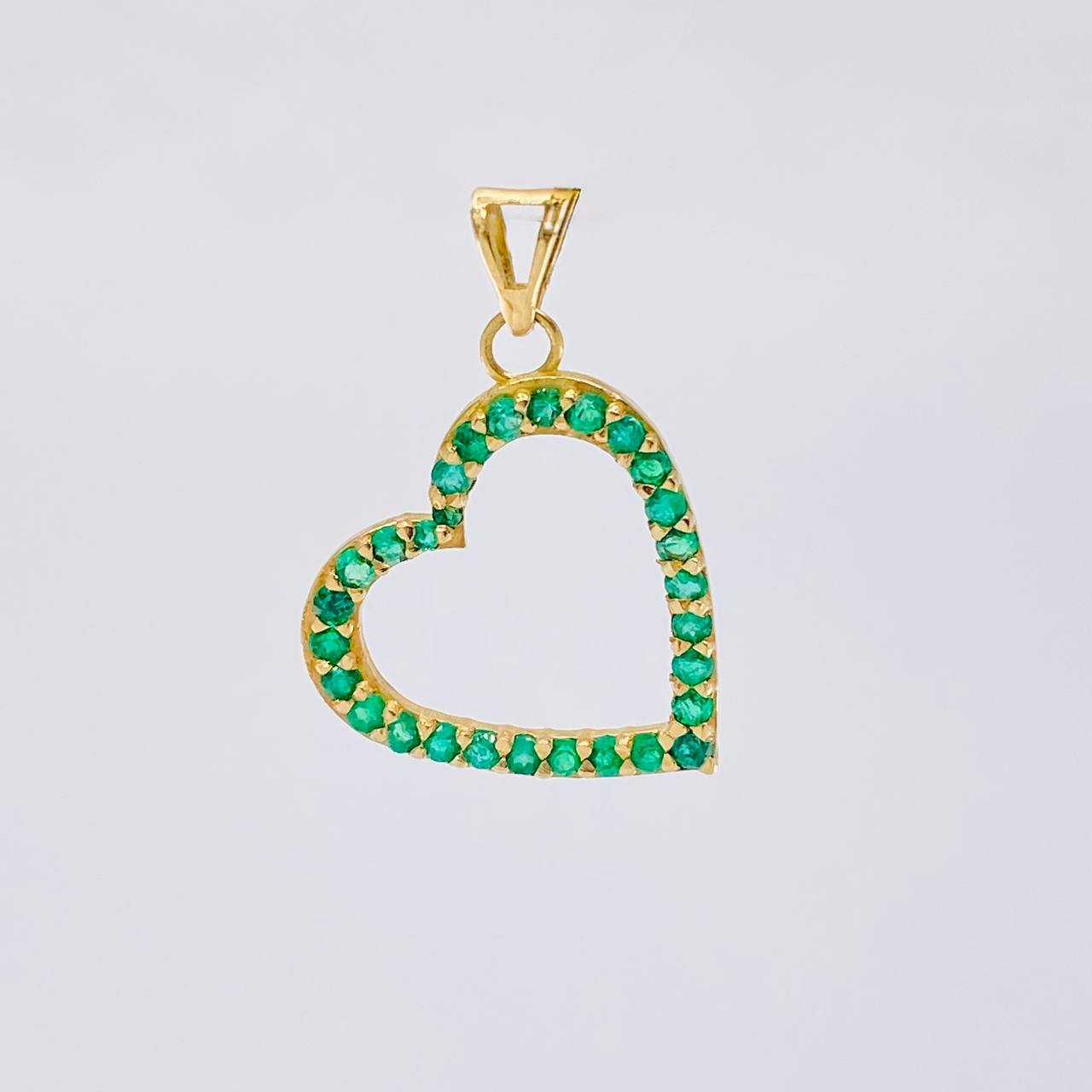 Dije Corazon Silueta Esmeraldas 56 pts 1.7gr / 2.5cm / Oro Amarillo 18K