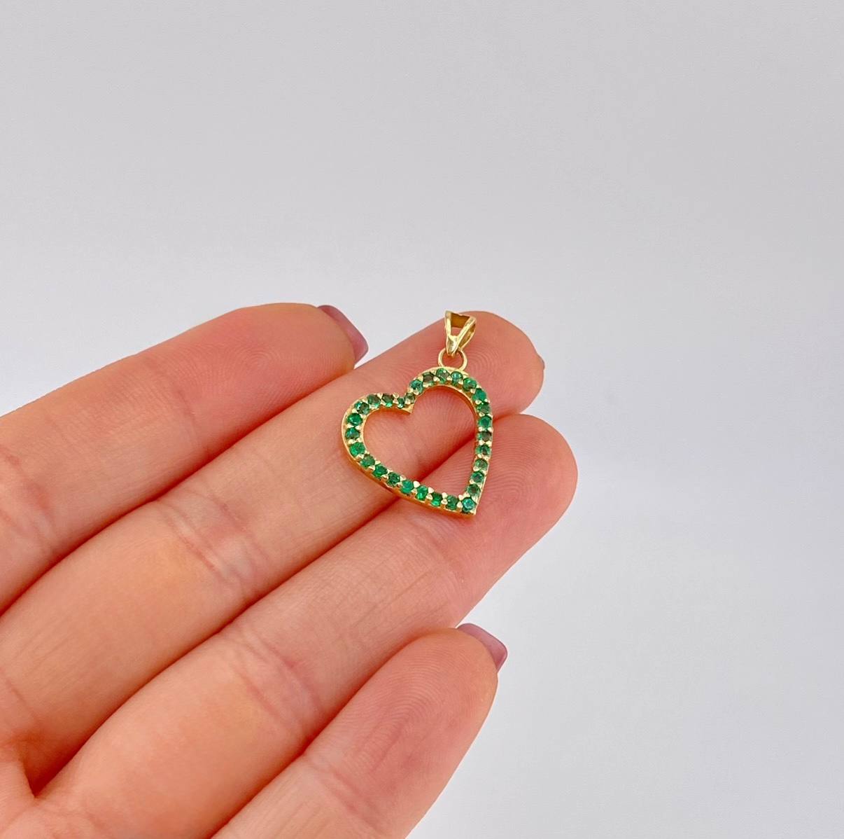 Dije Corazon Silueta Esmeraldas 56 pts 1.7gr / 2.5cm / Oro Amarillo 18K