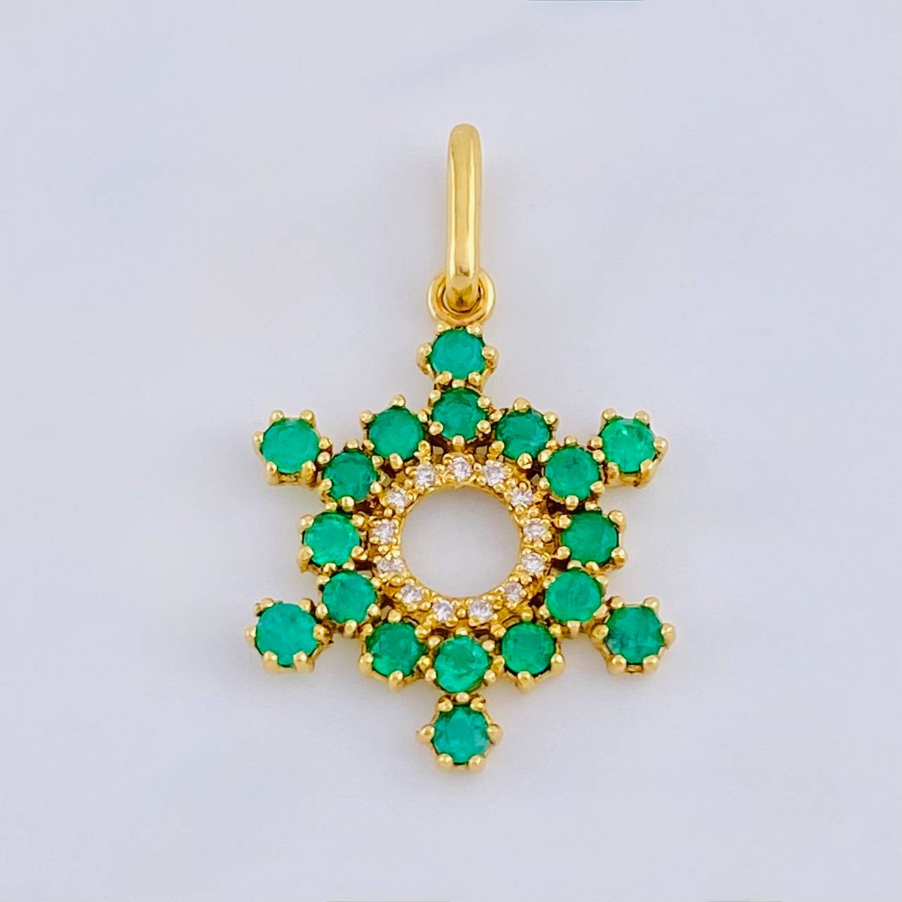 Dije Aro Estrellado 2.55gr / 2.9cm / Esmeraldas 84 pts - Diamantes Blancos 20 pts Oro Amarillo (Joya)