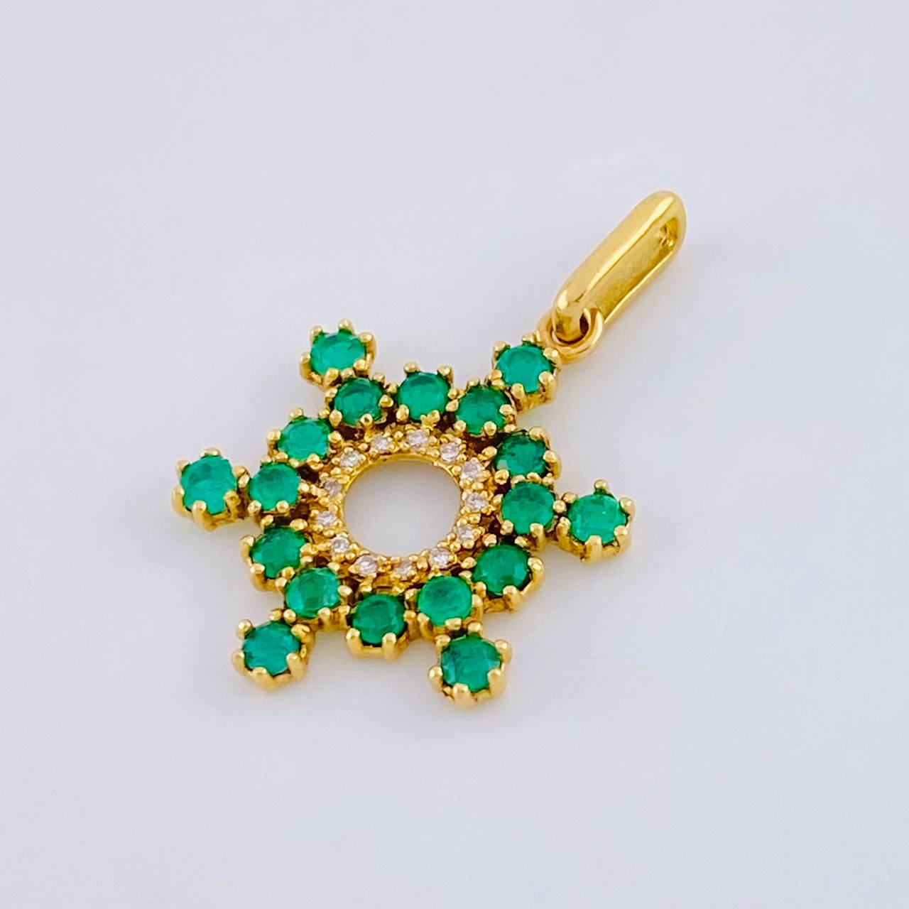 Dije Aro Estrellado 2.55gr / 2.9cm / Esmeraldas 84 pts - Diamantes Blancos 20 pts Oro Amarillo (Joya)