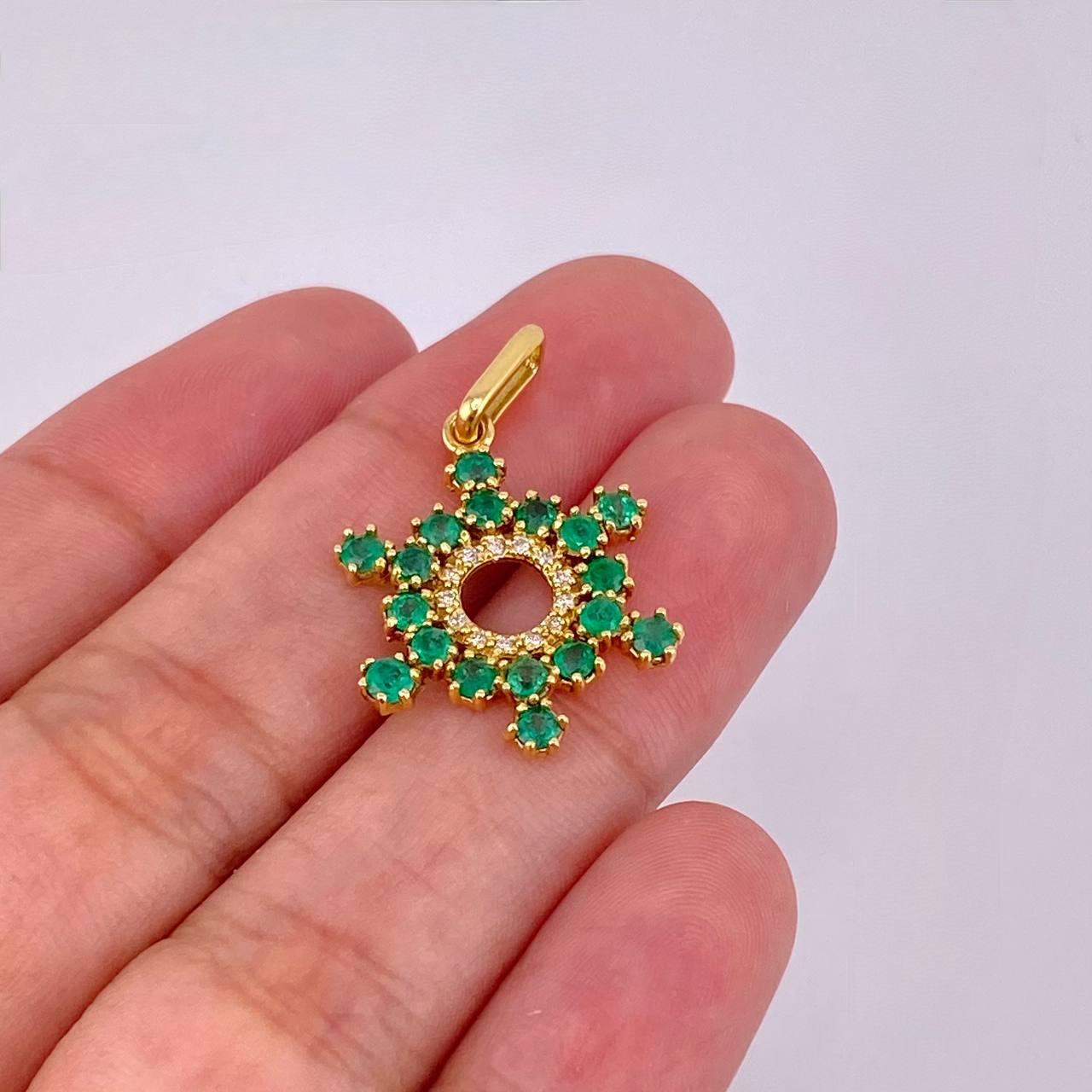 Dije Aro Estrellado 2.55gr / 2.9cm / Esmeraldas 84 pts - Diamantes Blancos 20 pts Oro Amarillo (Joya)