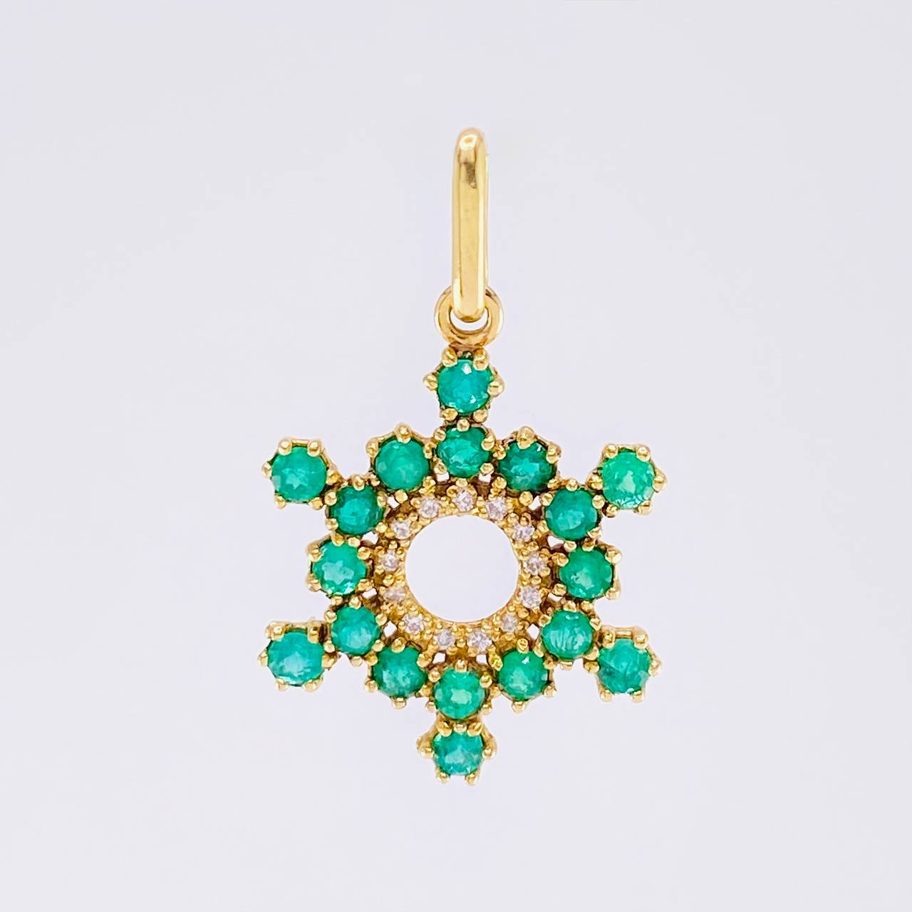 Dije Aro Estrellado 2.55gr / 2.9cm / Esmeraldas 84 pts - Diamantes Blancos 20 pts Oro Amarillo (Joya)