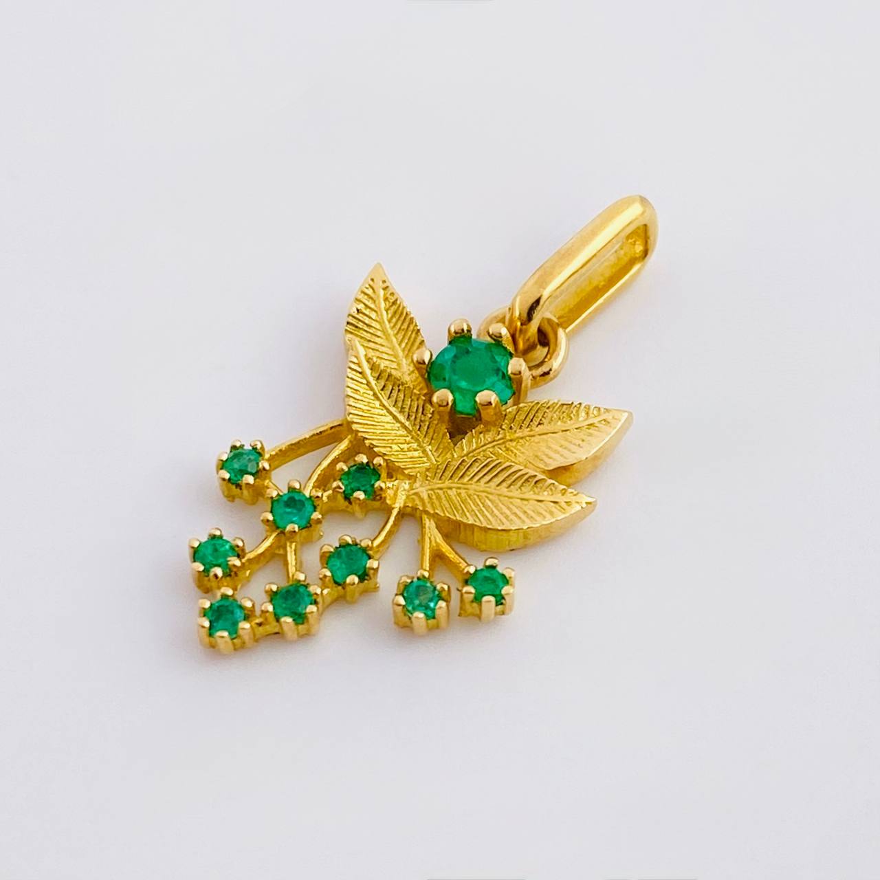 Dije Hojas Ramillete 2.25gr / 2.5cm / Esmeraldas 32pts Oro Amarillo 18K (Joya)