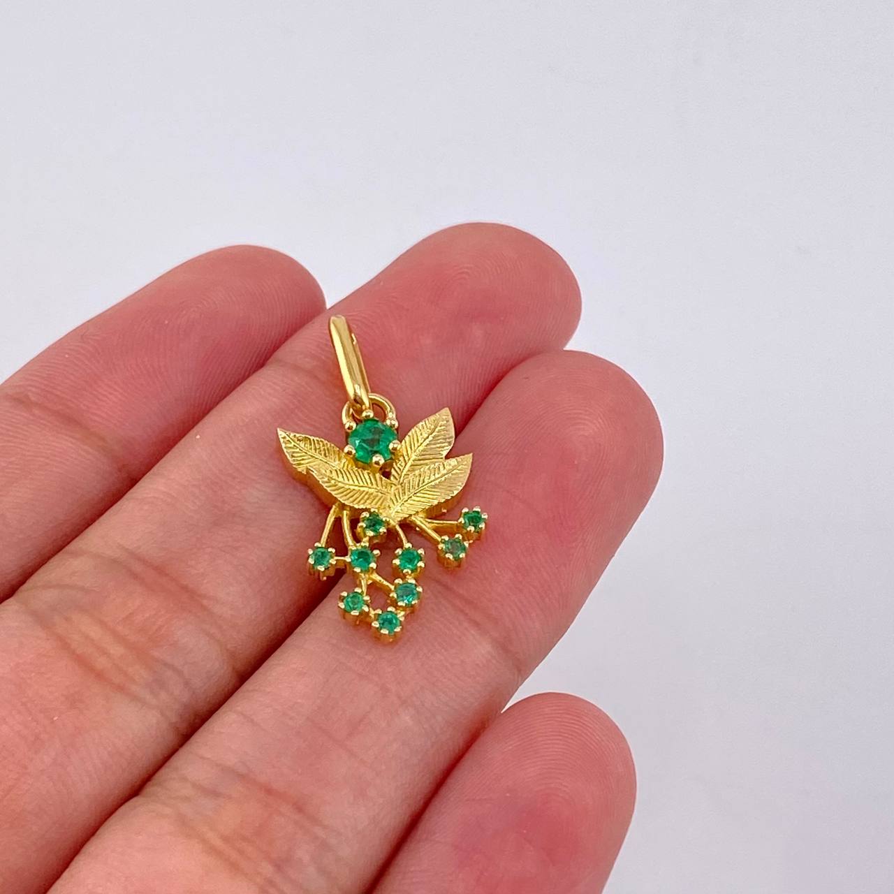 Dije Hojas Ramillete 2.25gr / 2.5cm / Esmeraldas 32pts Oro Amarillo 18K (Joya)