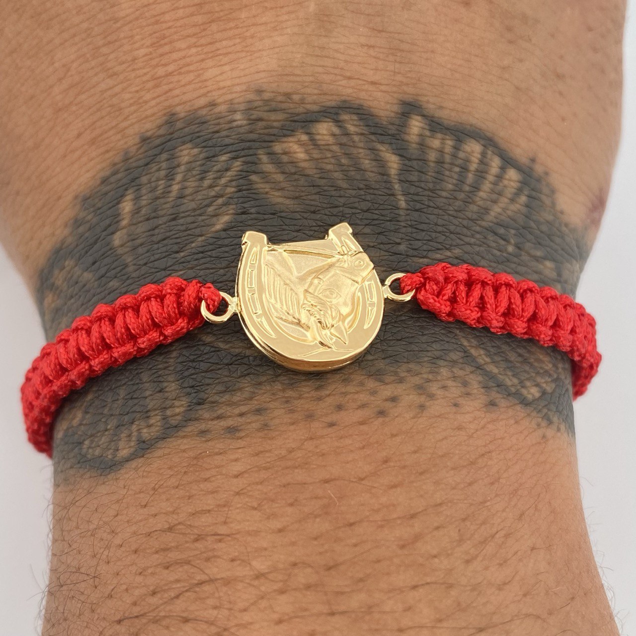 Pulsera Roja Herradura Caballo 1.2gr / Oro 18K &