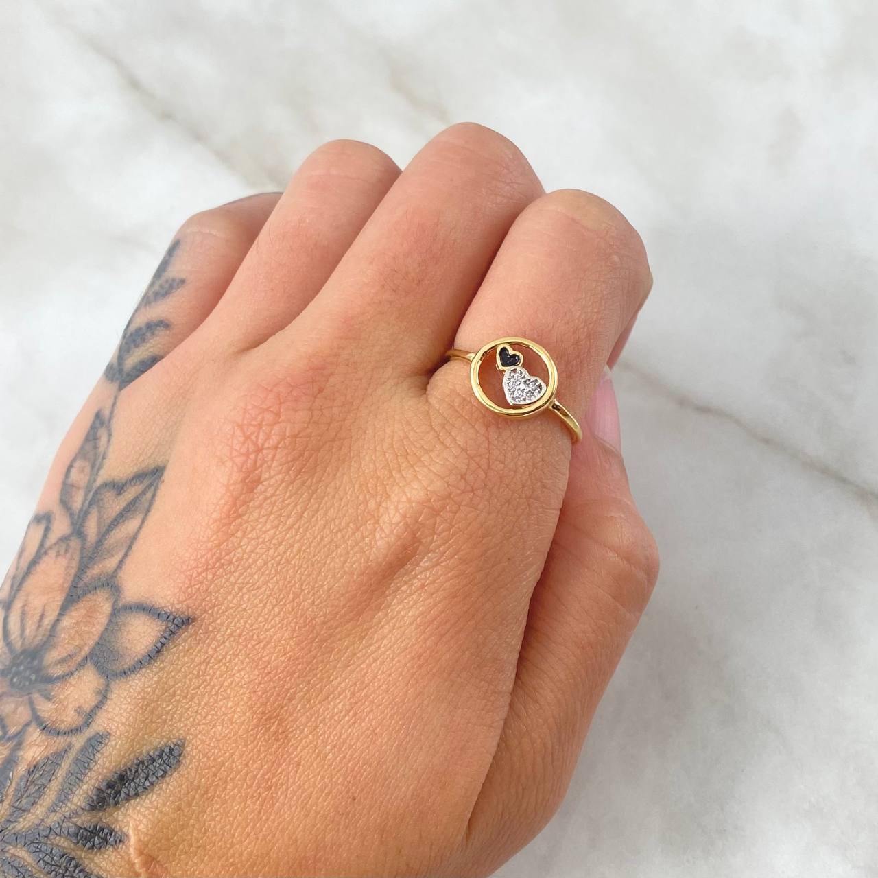 Anillo Corazones 1.55gr / T4 3/4 / Circones Blancos-Negros Dos Oros Amarillo Blanco
