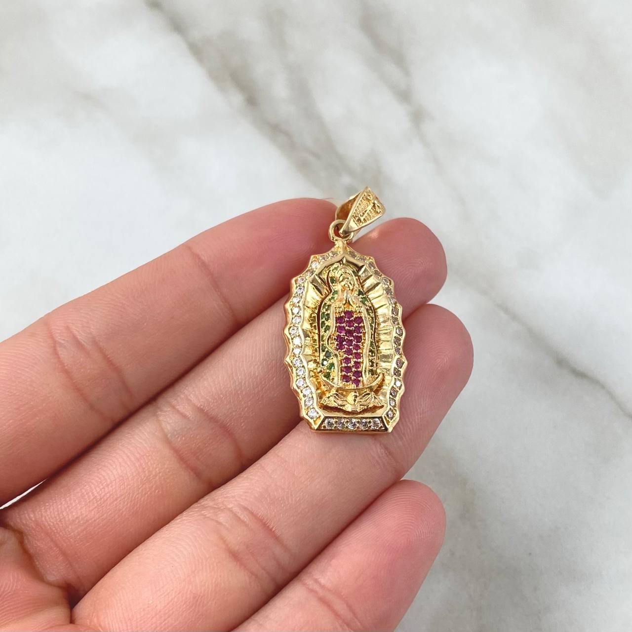 Dije Virgen de Guadalupe 5.5gr / 3.6cm / Silueta Circones Blancos Verdes Fucsia Oro Amarillo 18K
