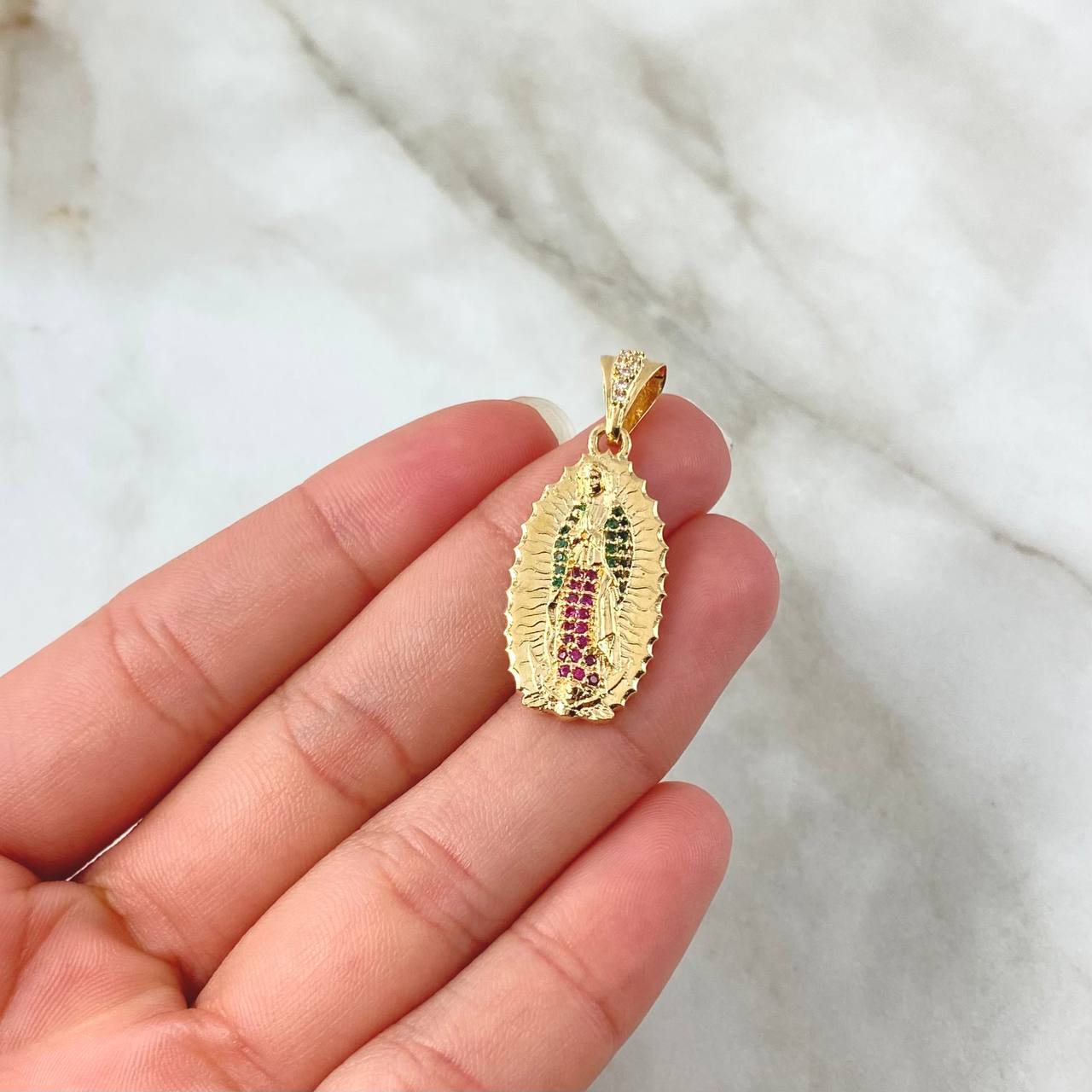 Dije Virgen Guadalupe Silueta 3.95gr / 3.3cm / Circones Blancos Verdes Fucsia Oro Amarillo 18K