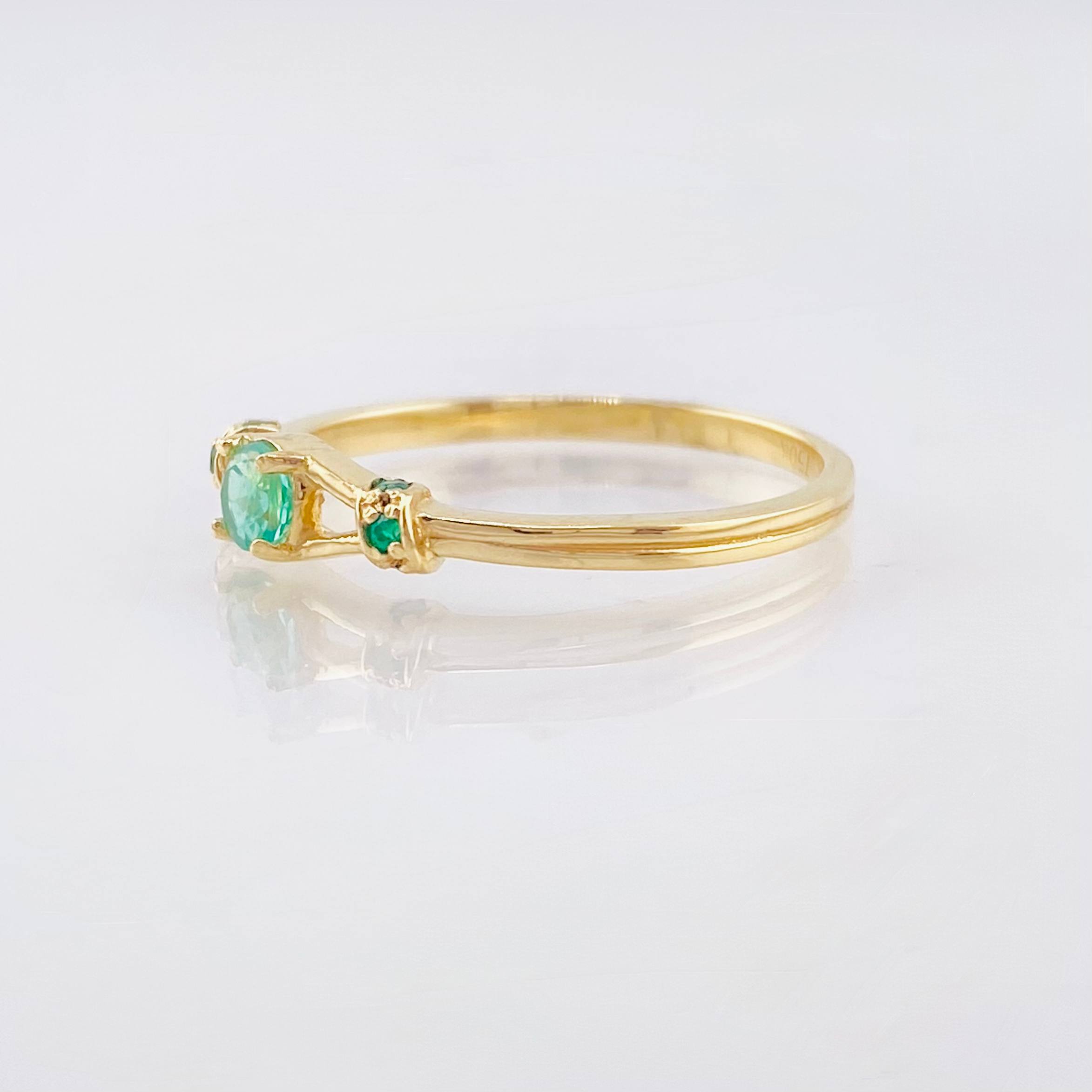 Anillo Vertices Ampliadas Esmeraldas 29pts 2gr / T7 / Oro Amarillo 18K