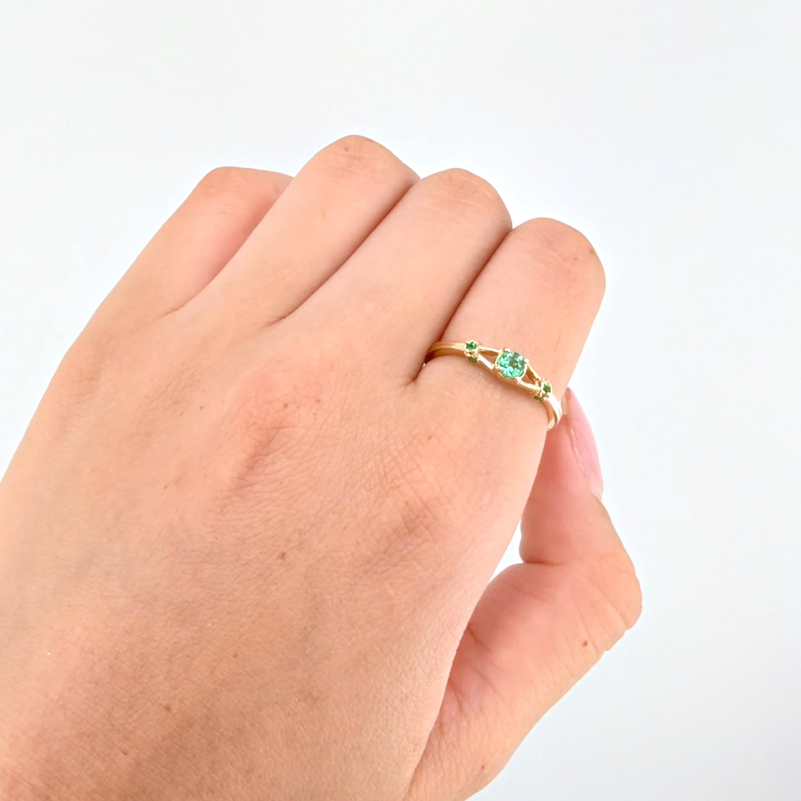 Anillo Vertices Ampliadas Esmeraldas 29pts 2gr / T7 / Oro Amarillo 18K