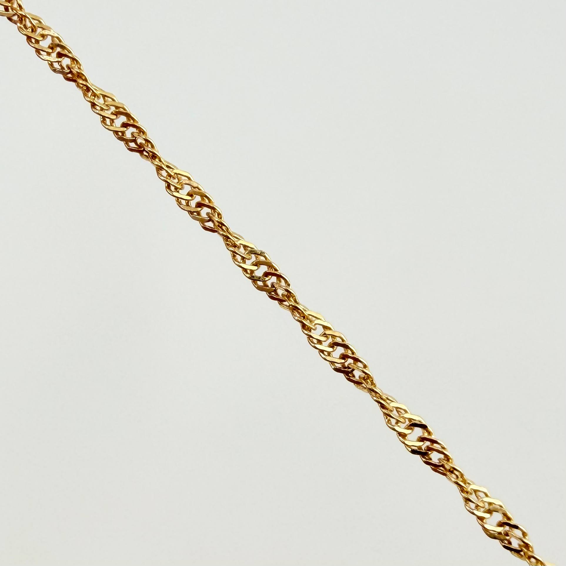 Set Cadena y Dije Singapur + Virgen Guadalupe 1.25gr / 40cm / 0.9mm Oro Amarillo 18K (Oferta)