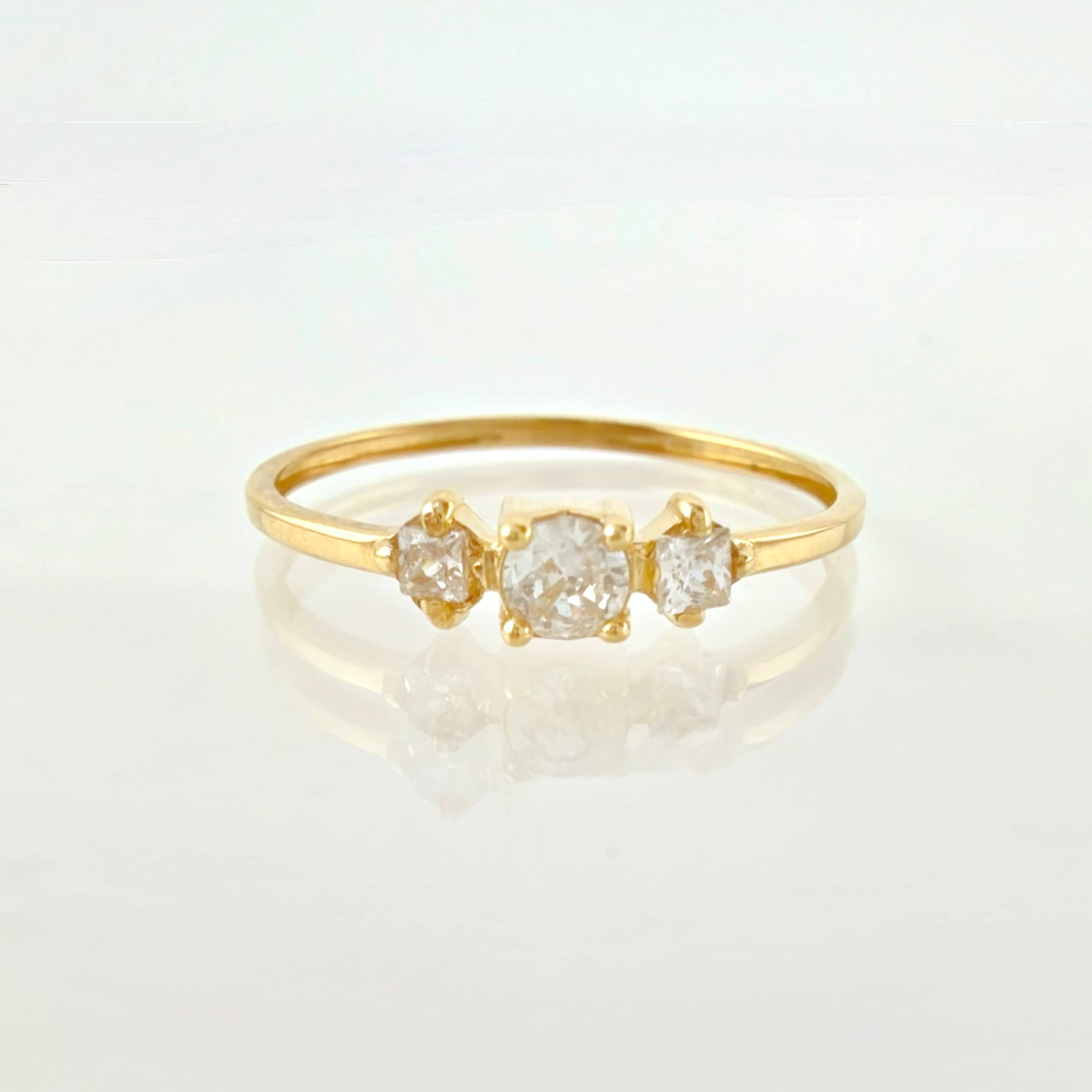 Anillo Solitario Trio 0.75gr / T5 / Oro Amarillo 18K *