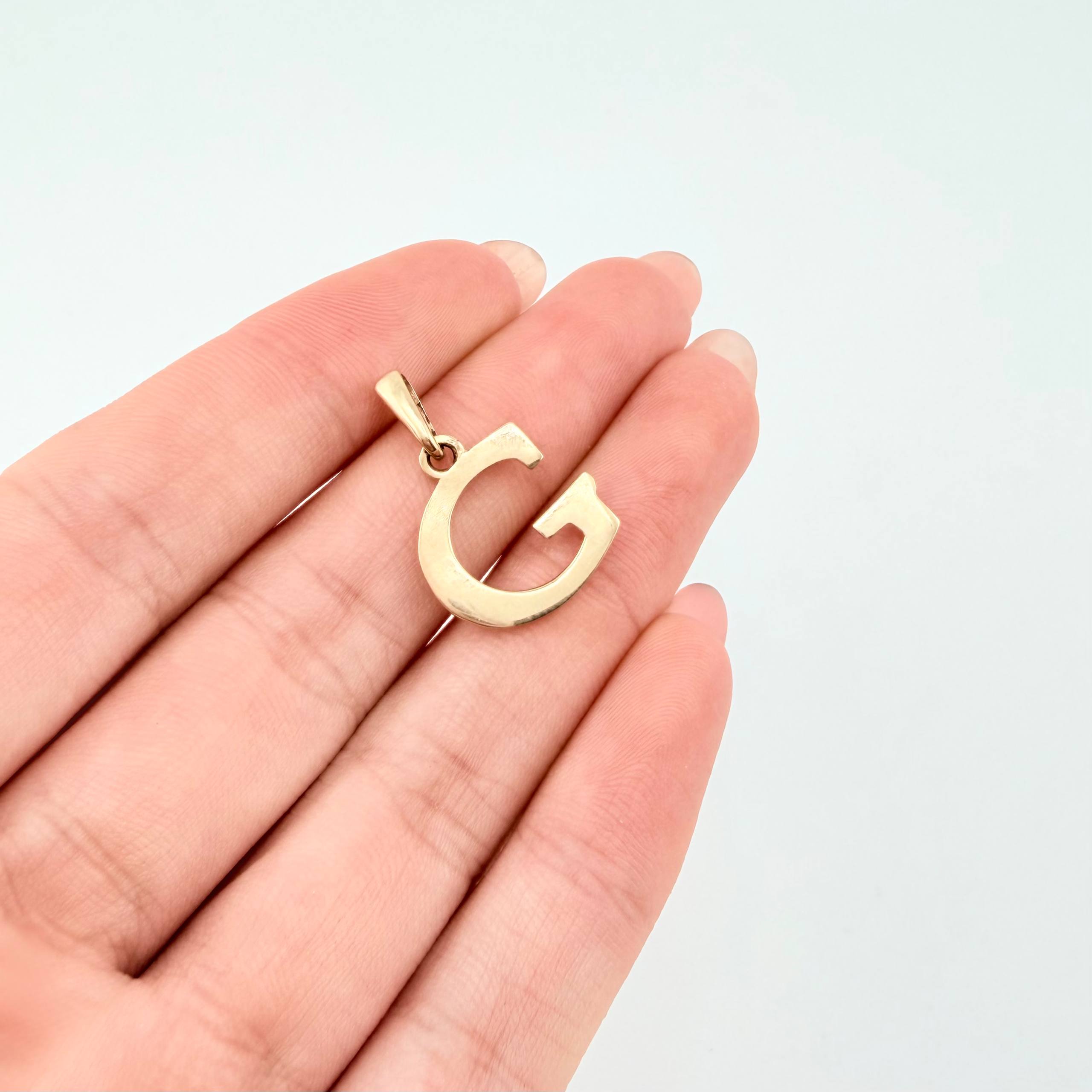 Dije Letra G 1.65gr / 2.05cm / Oro Amarillo 18K