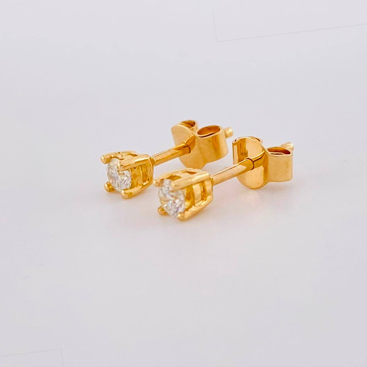 Topos Cuatro Garras Diamantes 25pts 1.15g / 3.4mm Oro Amarillo 18K