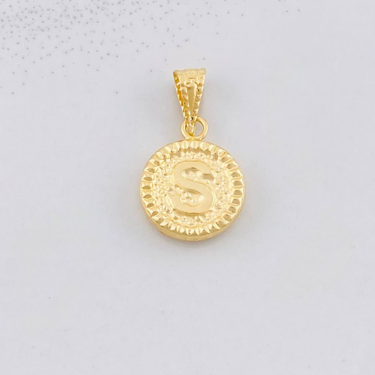 Dije Circulo Letra S 0.6g / 1.7cm Oro Amarillo 18K