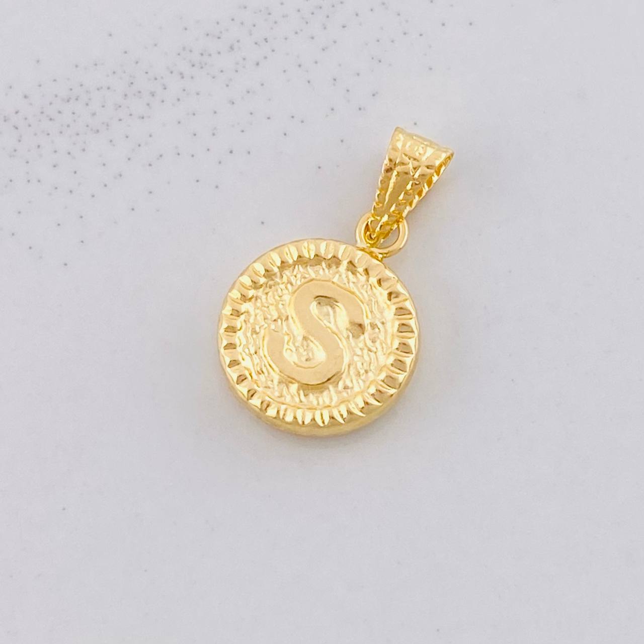 Dije Circulo Letra S 0.6g / 1.7cm Oro Amarillo 18K
