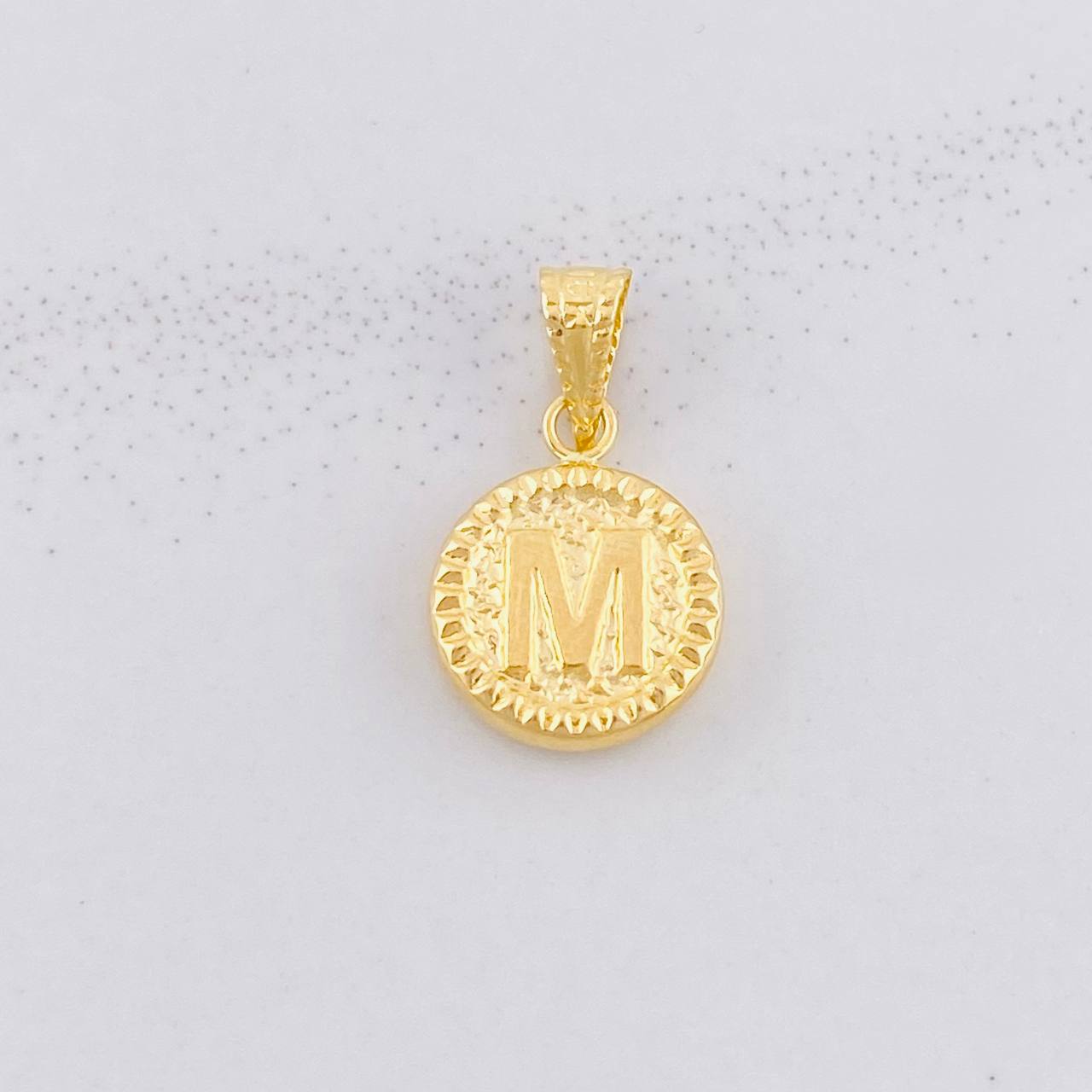 Dije Circulo Letra M 0.6g / 1.7cm Oro Amarillo 18K