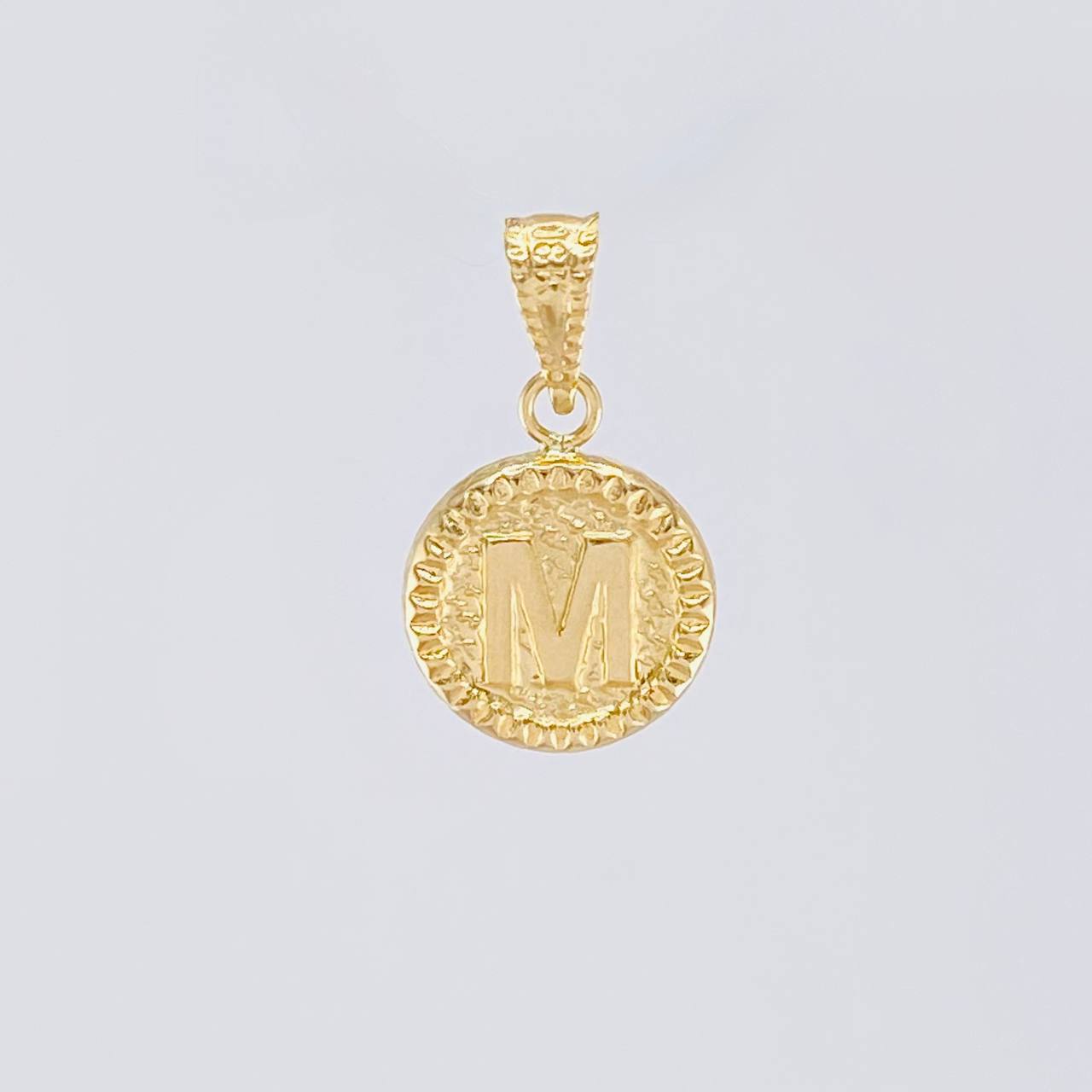 Dije Circulo Letra M 0.6g / 1.7cm Oro Amarillo 18K