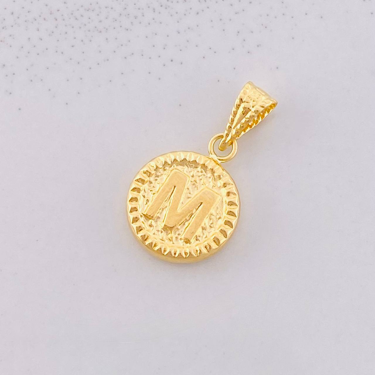 Dije Circulo Letra M 0.6g / 1.7cm Oro Amarillo 18K