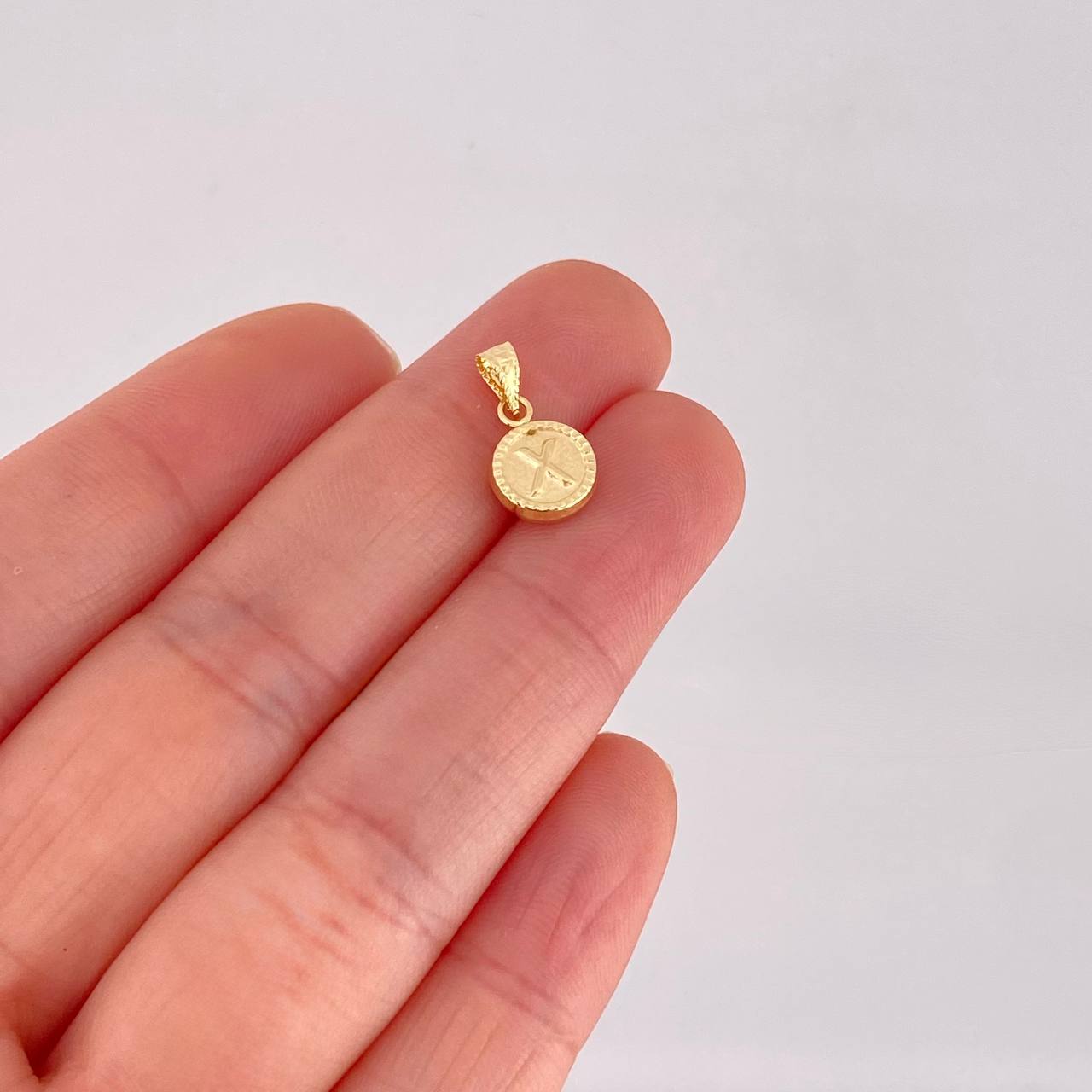 Dije Circulo Letra X 0.4g / 1.5cm Oro Amarillo 18K